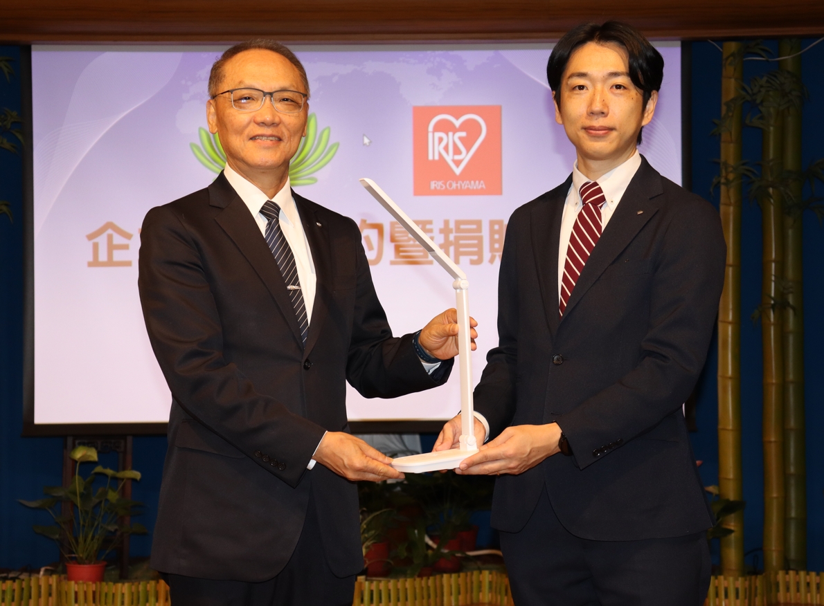 圖說: 台灣愛麗思歐雅瑪捐贈176盞「觸控式4段亮度無線充電摺疊檯燈 LDL-QFD」,作為花蓮震災後「大愛屋」入住家庭的祝福禮。