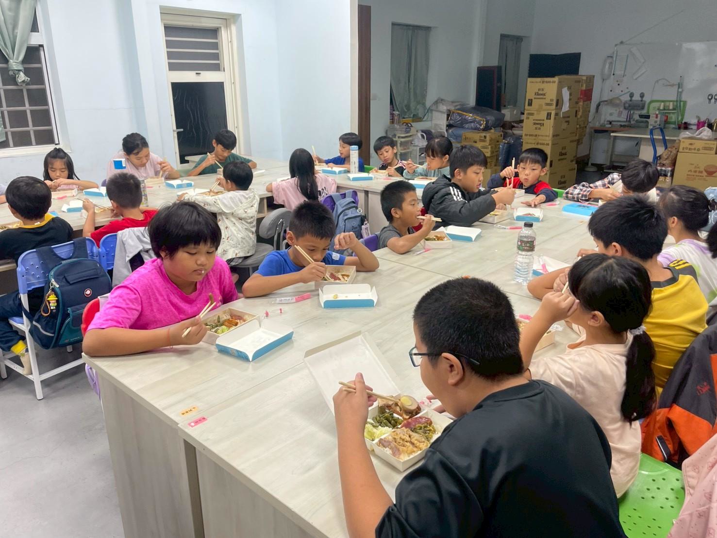 2025年9月18日清晨，花蓮秀林鄉「讓愛飛揚課輔班」突發火災，猛烈火勢造成課輔班辦公空間嚴重燒損。