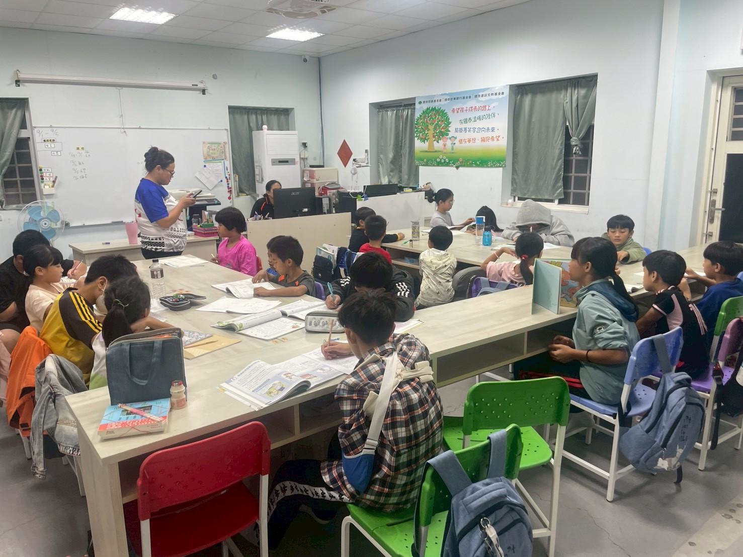 2025年9月18日清晨，花蓮秀林鄉「讓愛飛揚課輔班」突發火災，猛烈火勢造成課輔班辦公空間嚴重燒損。