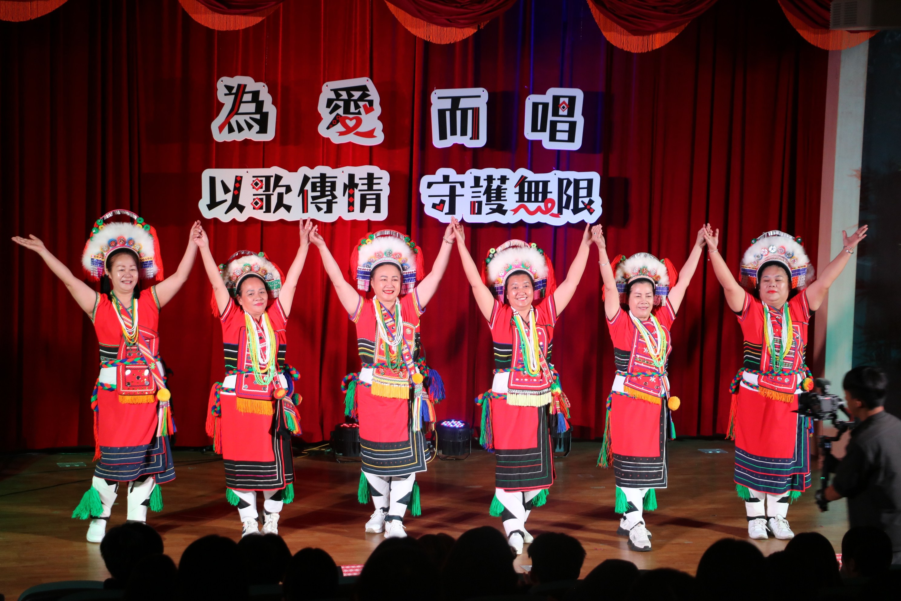 來自吉安鄉娜荳蘭部落的婦女團，帶來歡樂年年慶祝慈大31周年生日快樂