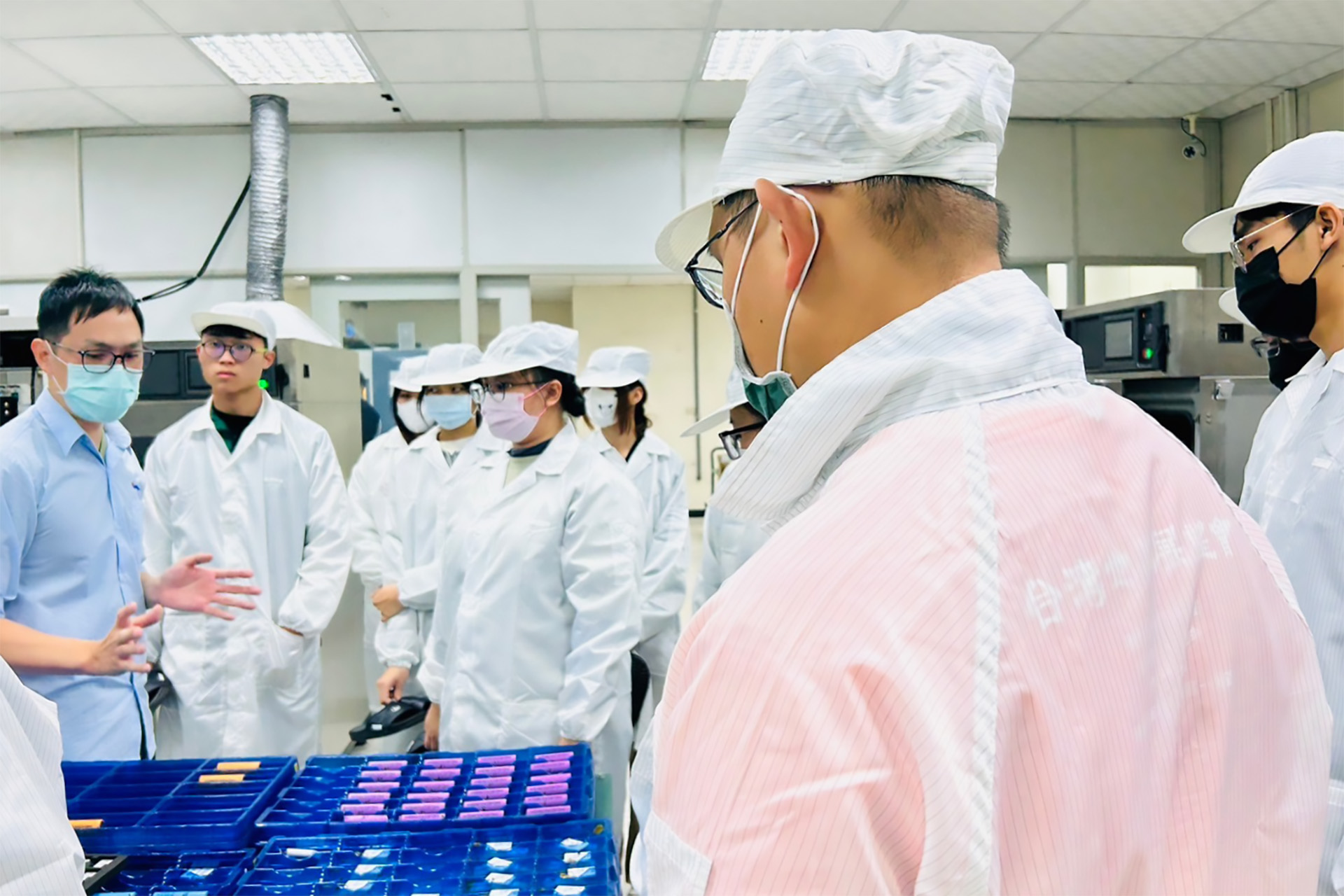 展望會青年走進佐茂實驗室，第一次近距離了解電池模組製程，從實作中探索職涯方向。