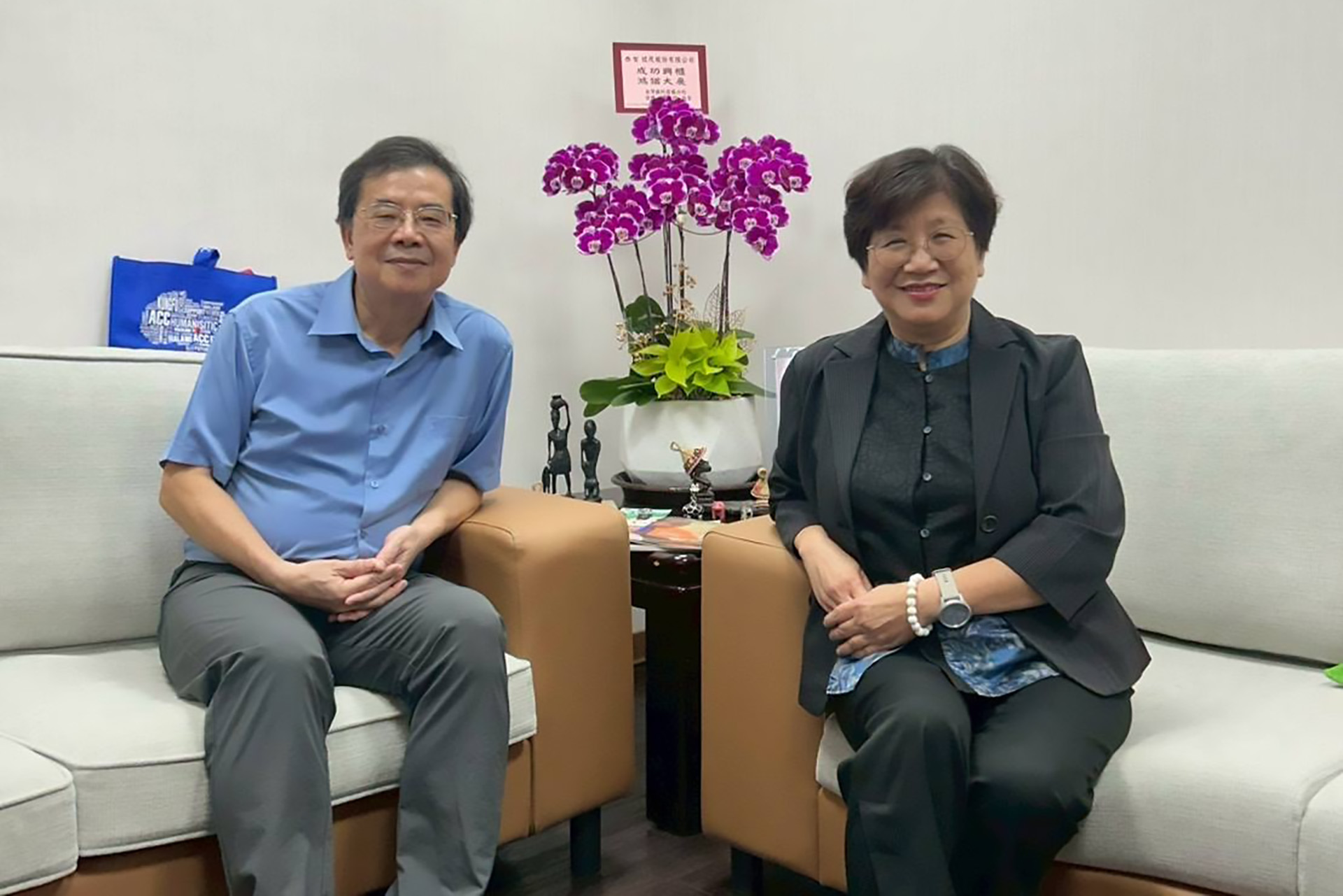 佐茂董事長葉秋枝（右）與總經理吳建銘（左）期盼企業不只照制度走，也能多給孩子一些同理與陪伴。