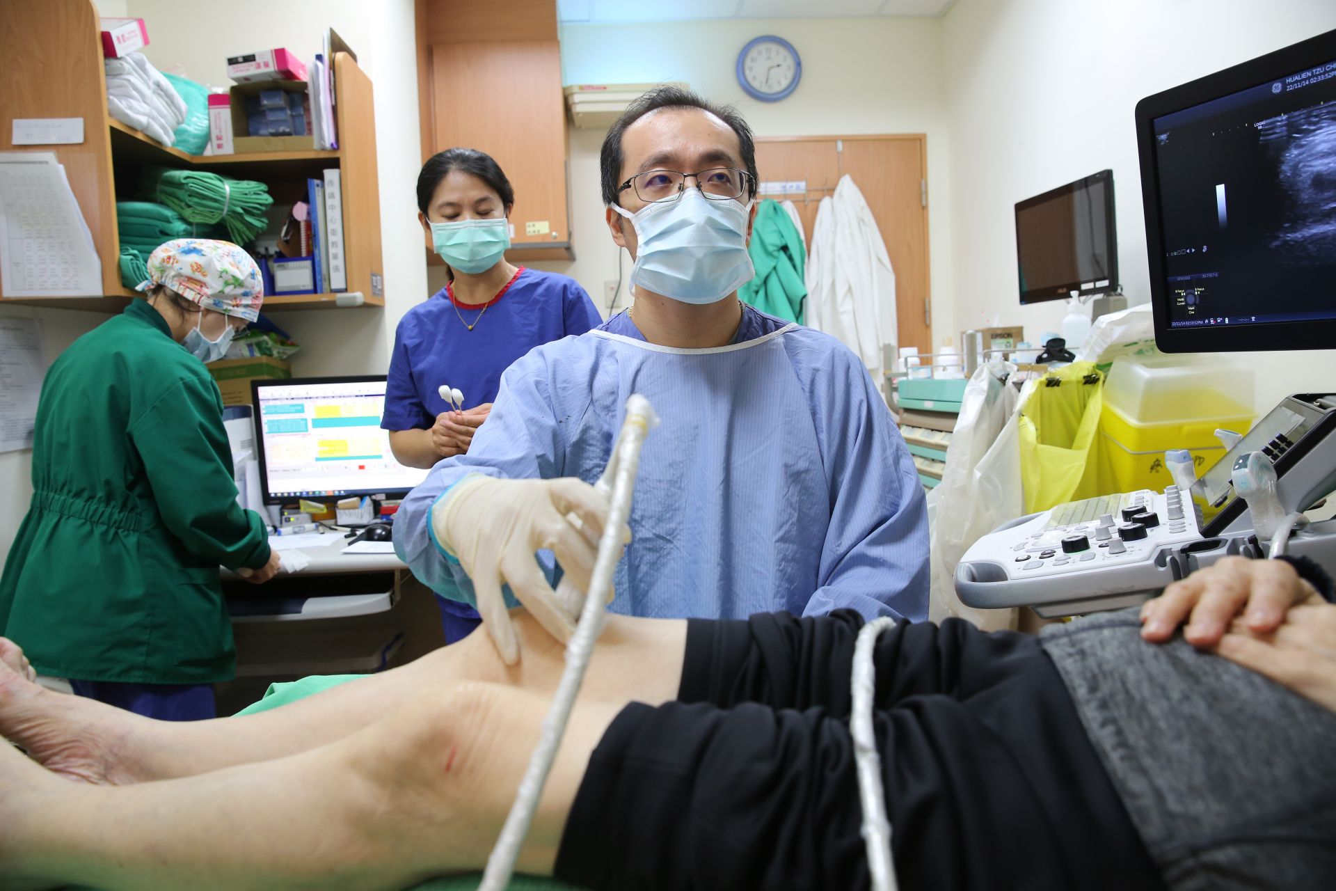 花蓮慈濟醫院疼痛科主任王柏凱醫師在診間遇過許多為膝蓋退化所苦的民眾，因而希望以再生醫學的幹細胞治療，幫助病人喚醒病患身體內的修復工程，延長膝蓋使用年限。