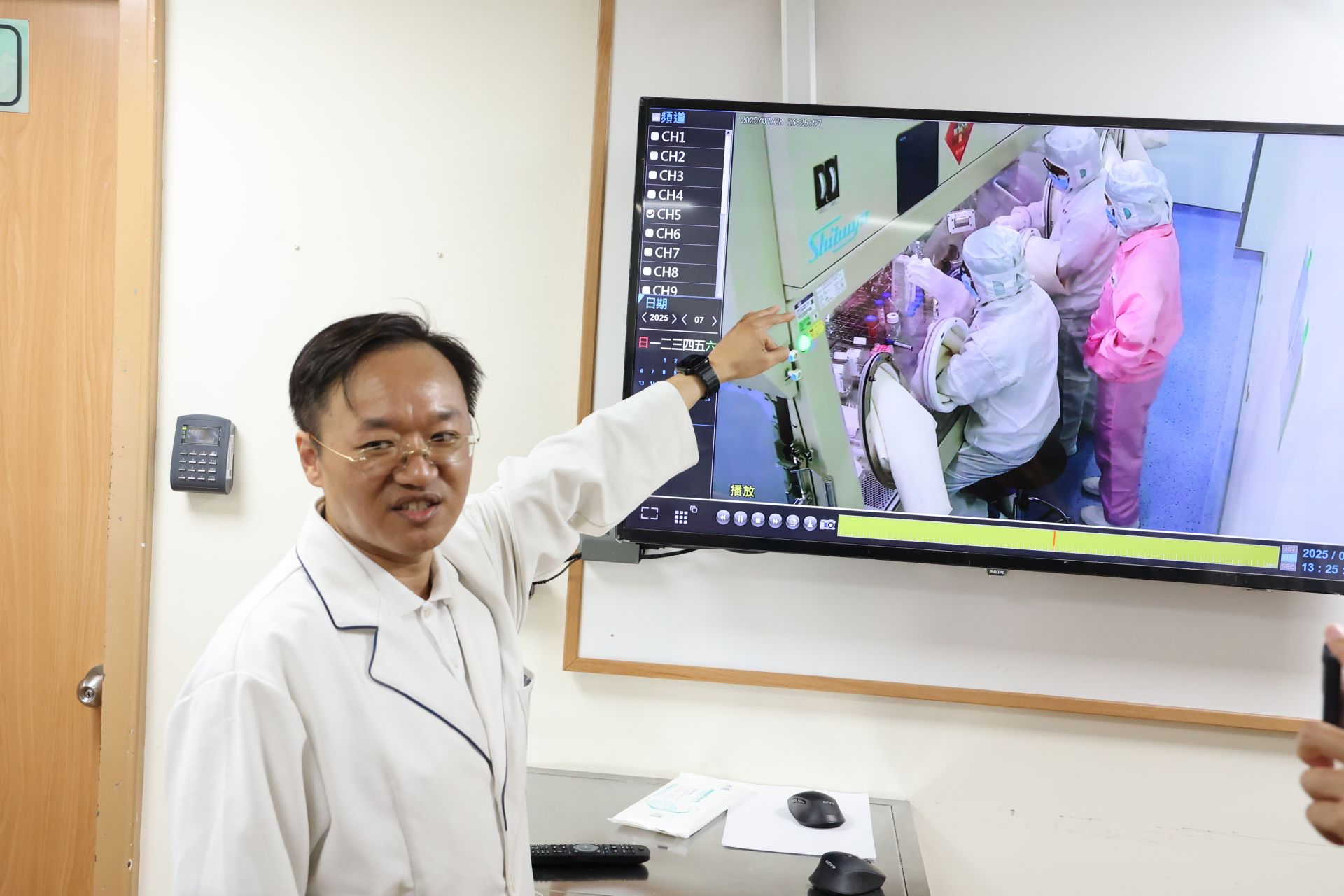 花蓮慈院基因暨幹細胞研製中心有是東部第一座世界級的細胞製備場所，常吸引國際醫療相關機構前來參訪。圖為中心主任孫立易博士為外賓講解幹細胞製程。