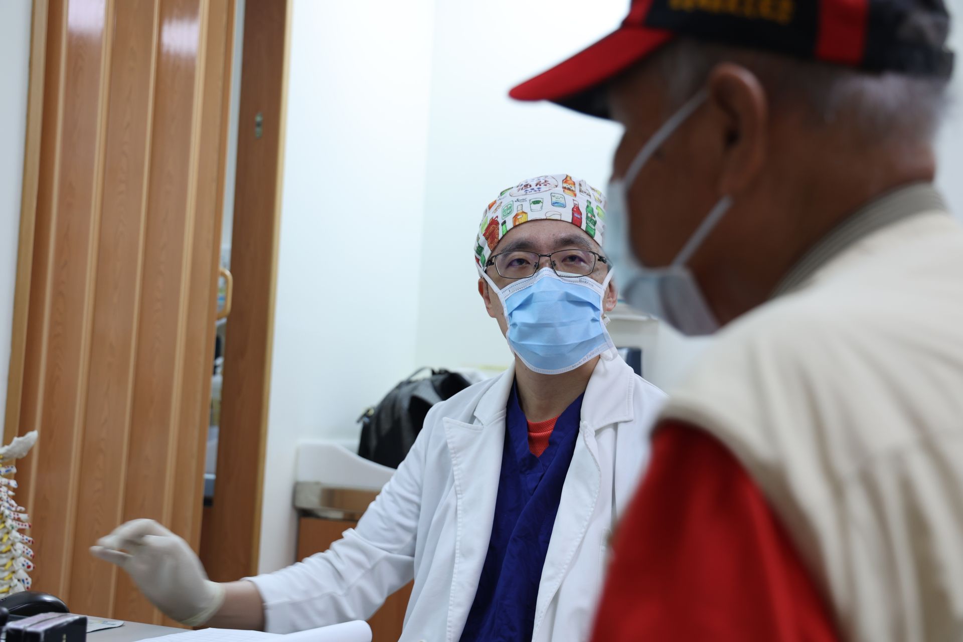 花蓮慈濟醫院疼痛科主任王柏凱醫師在診間遇過許多為膝蓋退化所苦的民眾，因而希望以再生醫學的幹細胞治療，幫助病人喚醒病患身體內的修復工程，延長膝蓋使用年限。