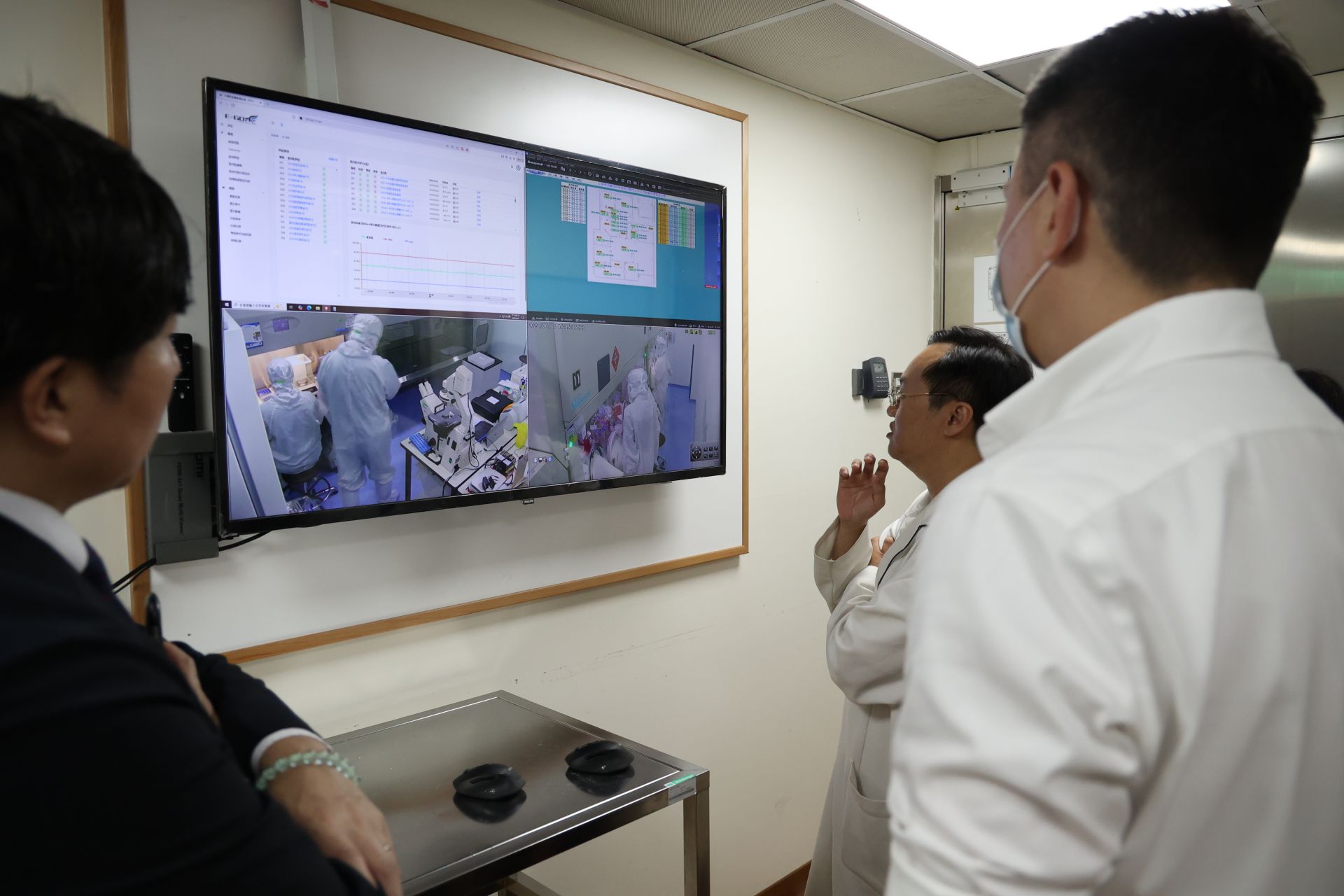 花蓮慈院基因暨幹細胞研製中心有是東部第一座世界級的細胞製備場所，常吸引國際醫療相關機構前來參訪。圖為中心主任孫立易博士為外賓講解幹細胞製程。