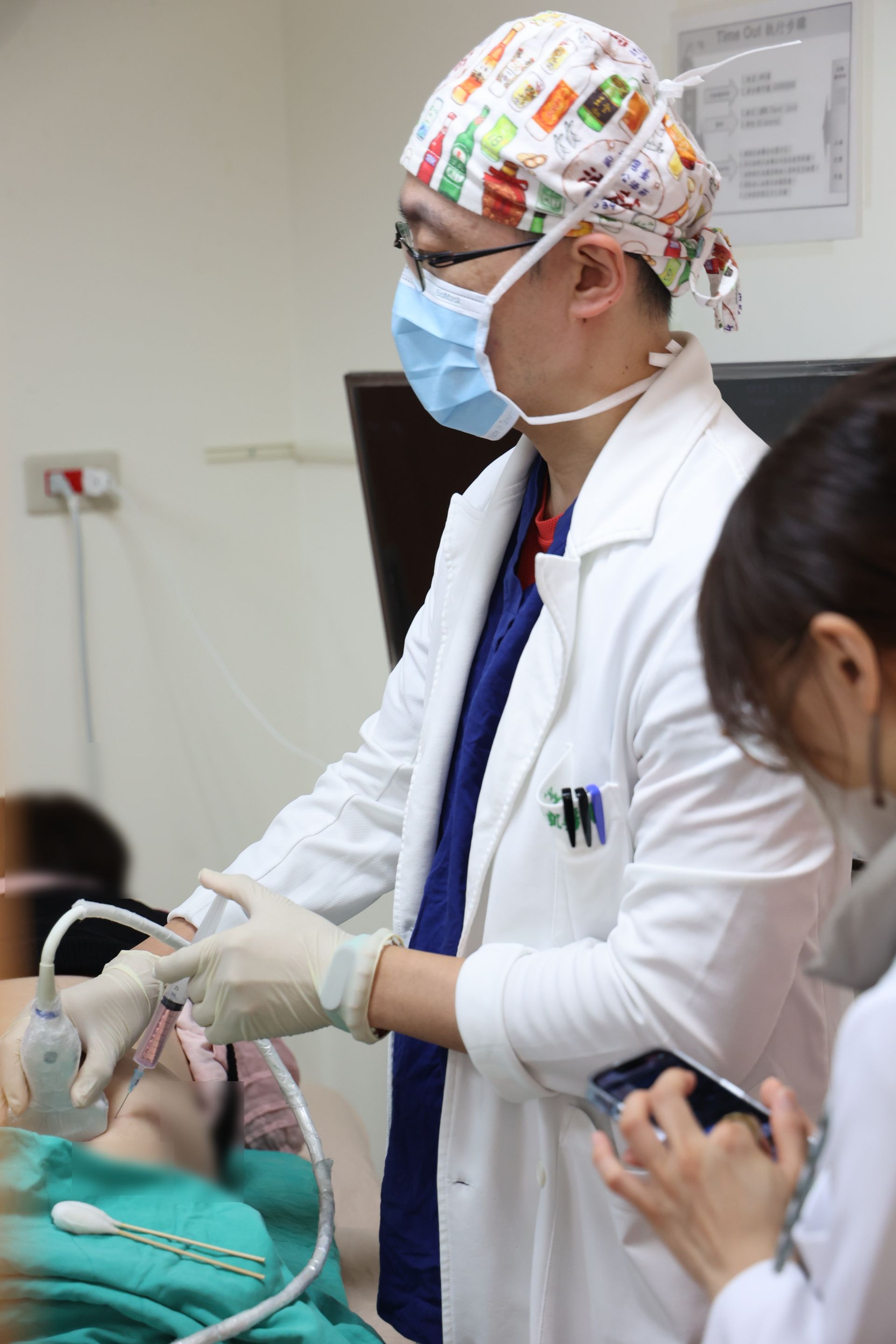 王柏凱醫師的門診經常遇到許多為疼痛所苦的民眾，其中以膝蓋退化佔大宗。圖為王柏凱醫師為病人治療疼痛。