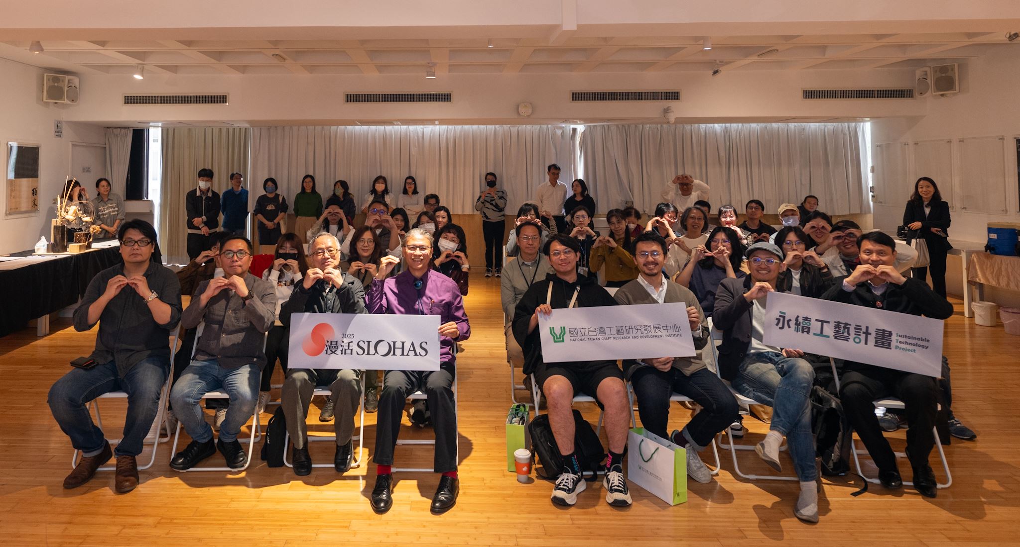 工藝中心舉辦「永續工藝計畫成果展」開幕式，展示工藝回應永續議題的多元成果，參與貴賓共同合影留念。