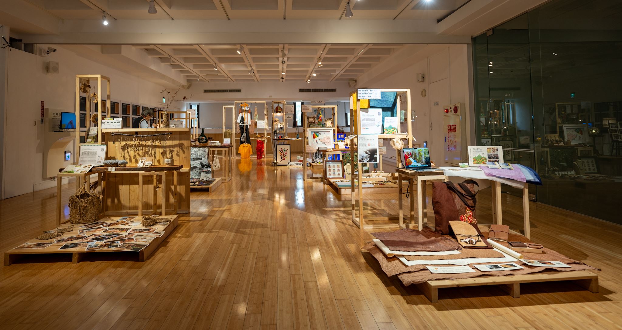 十組團隊以工藝示範永續行旅、教育、福祉與責任消費等多元實踐成果。