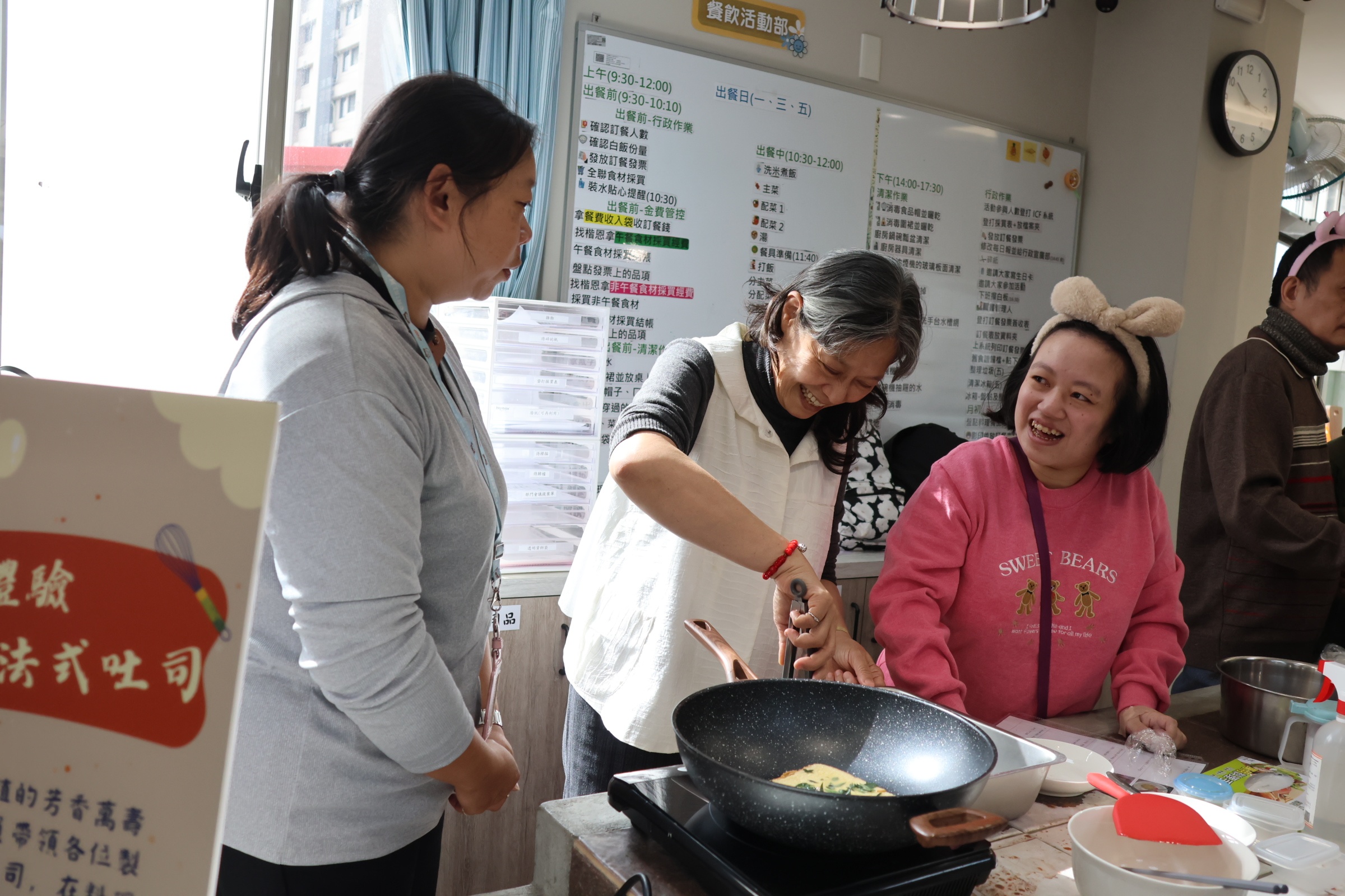 成果展特別規畫餐飲體驗，讓民眾了解會員參與日常作息的重要性