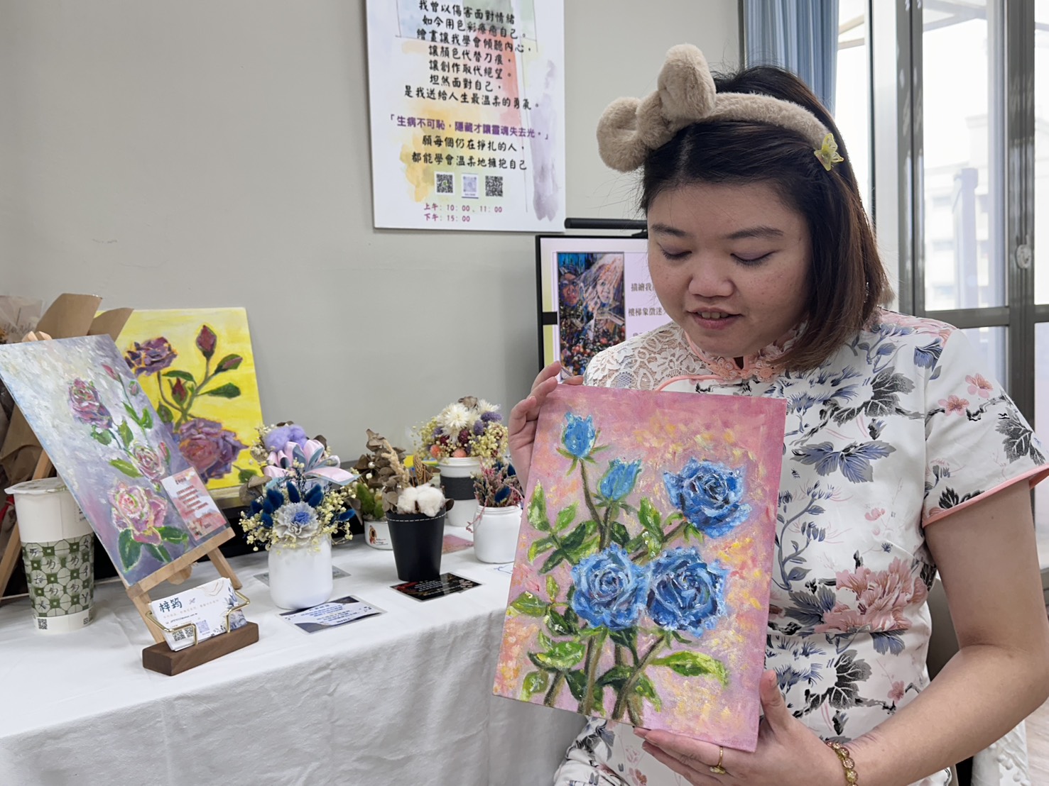欣躍會所的會員梓筠熱愛藝術創作，在漫長崎嶇的康復路上，她以舉辦畫展為目標，堅定地努力邁進。