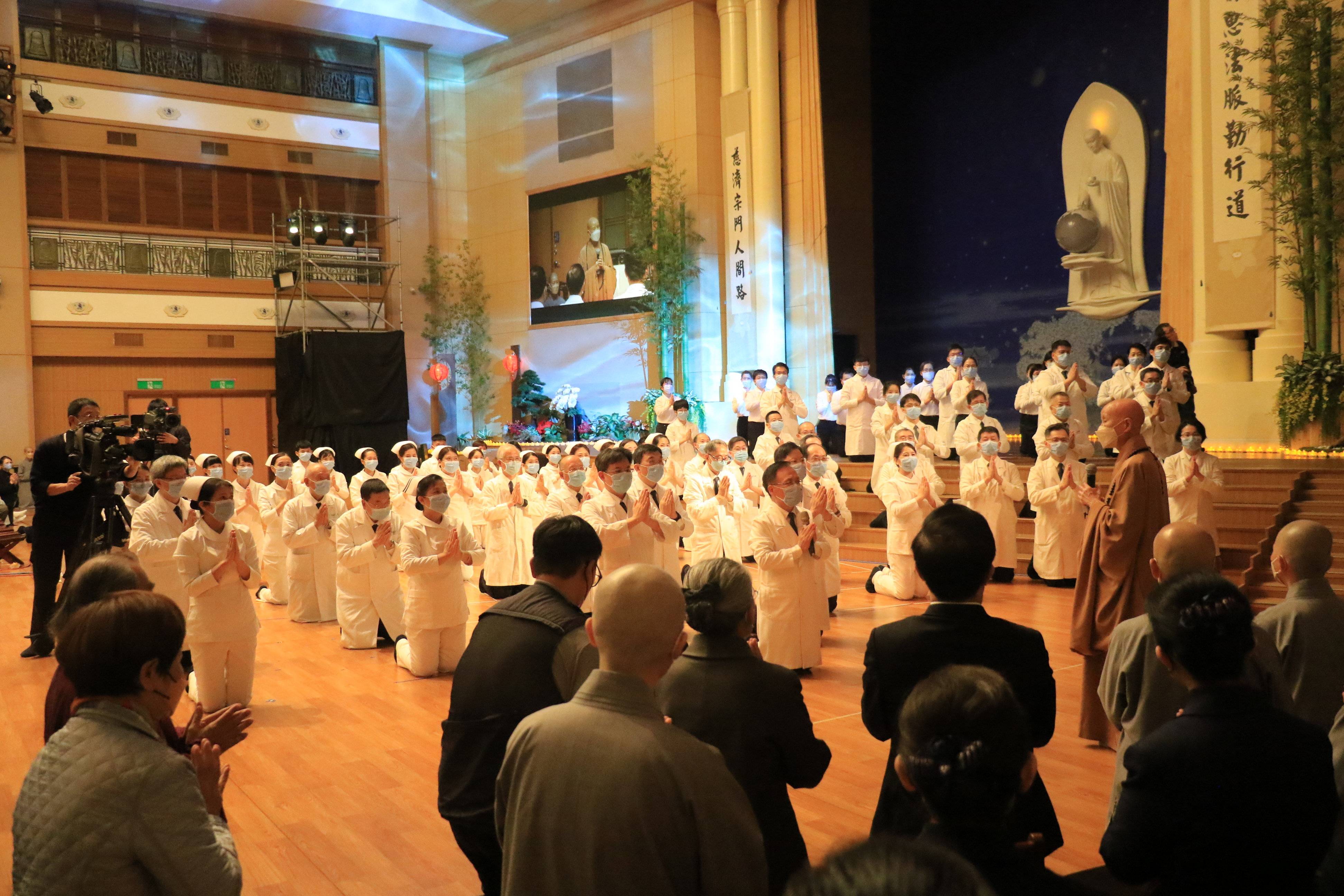 證嚴法師慈勉醫護人員，要延續已故耳鼻喉部主任吳弘斌的精神，視病如親，去愛每一位病人。