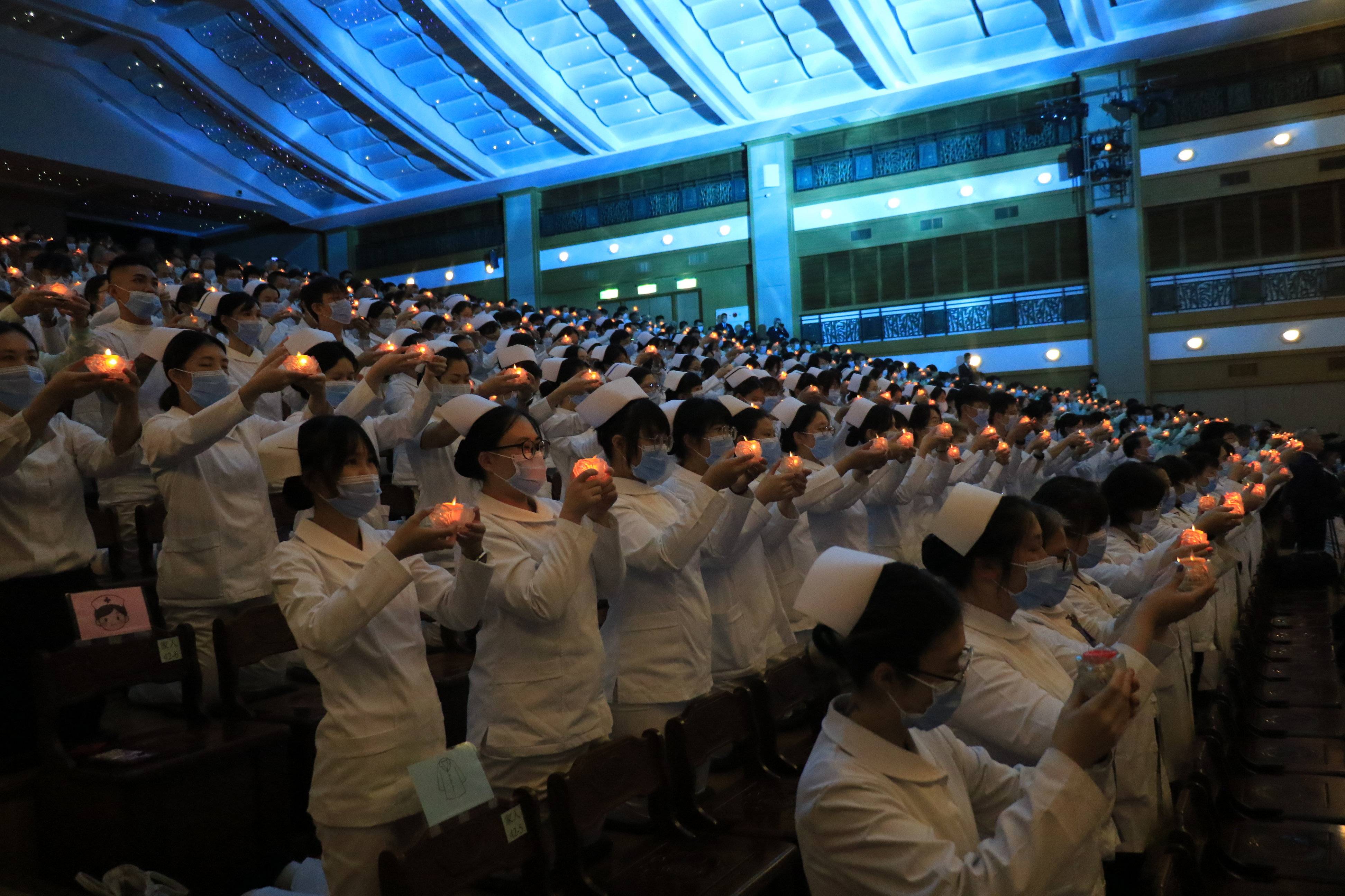 在《祈禱》聲中，千盞心燈匯聚成光海，象徵醫療之愛如琉璃光般清淨無染，照亮世間黑暗角落。