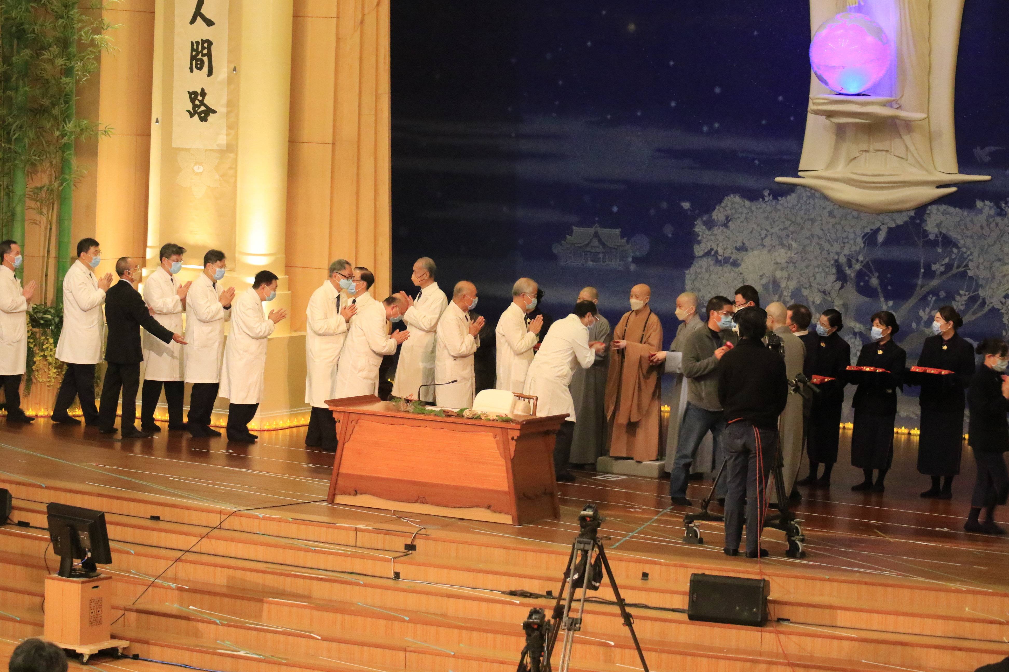 眾人從證嚴法師手中領受福慧紅包，歡喜感恩過去一年的平安，並以此祝福迎接充滿希望的來年。