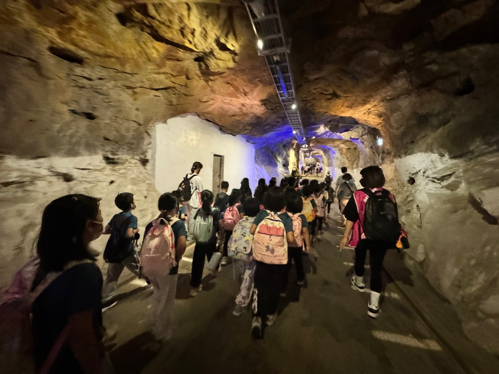 ]獅山砲陣地導覽人員為學生進行坑道歷史的解說。