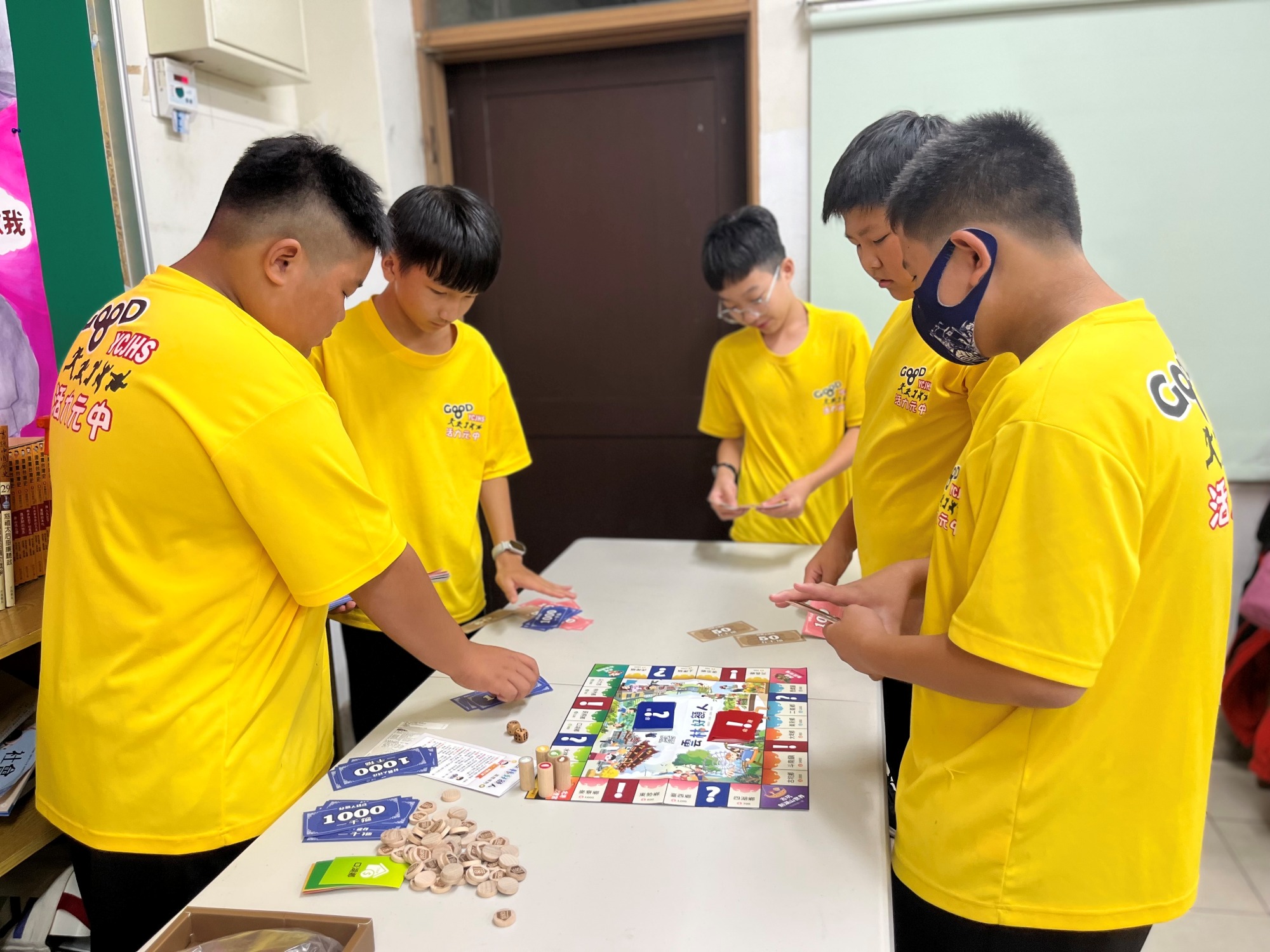 學生享受玩「雲林好額人」的樂趣。