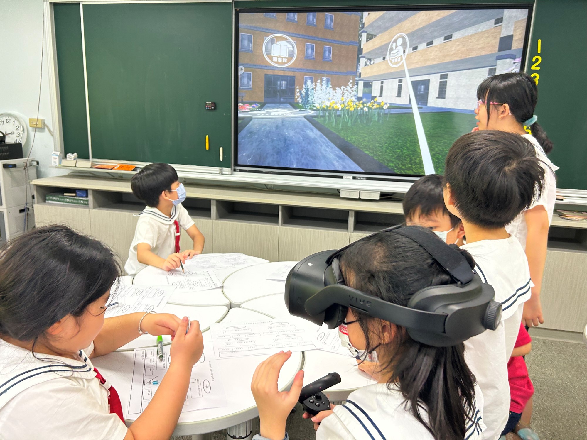 教師結合本土語文課程，讓學生體驗VR沉浸式教材「認識校園」。