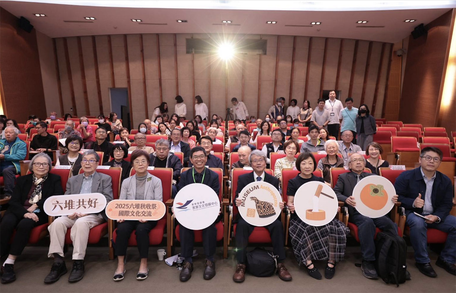 六堆慶秋收 千人食福宴 國際賓客也驚艷，吉田憲司名譽教授蒞臨演講與會來賓合影。