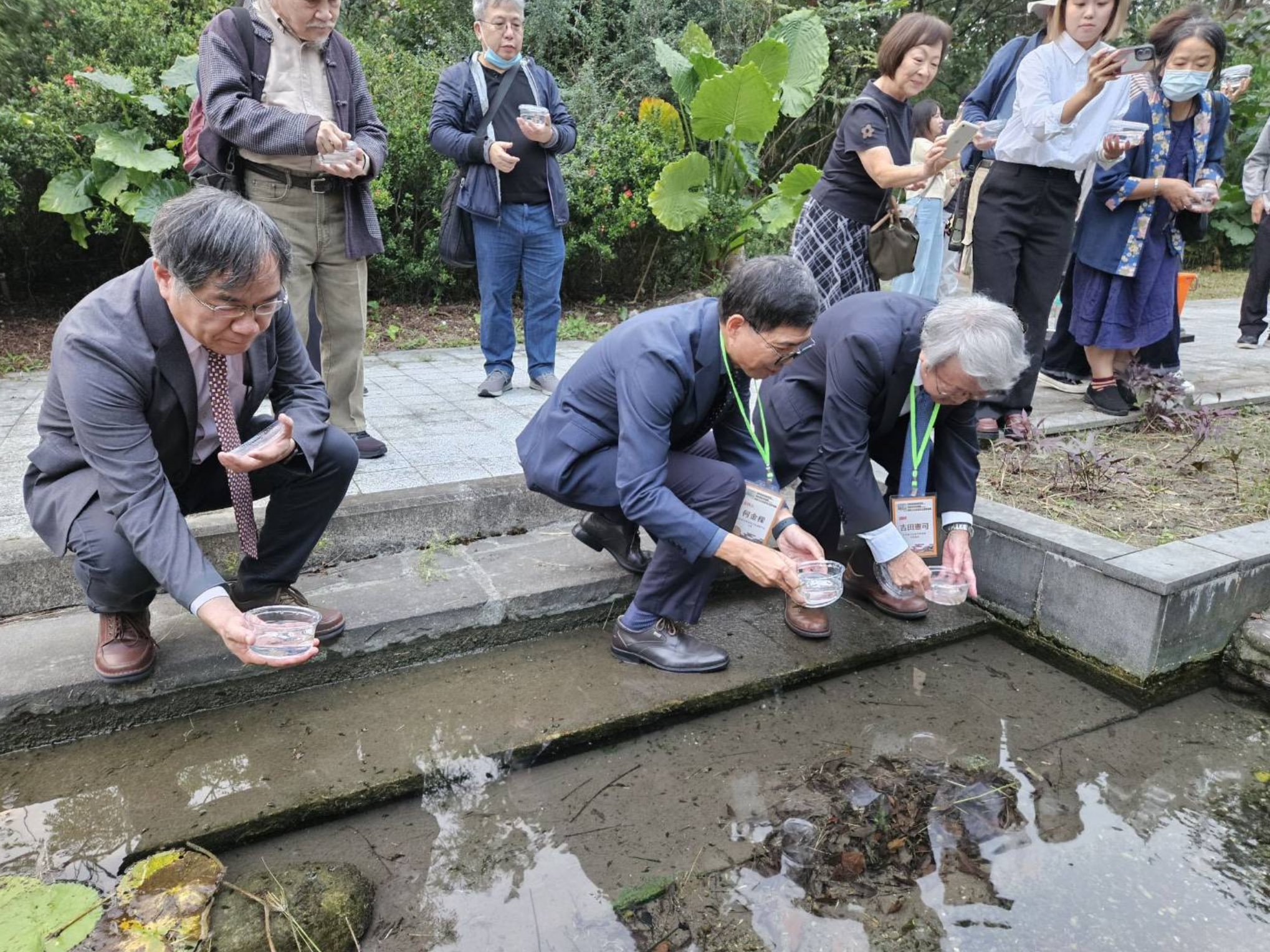 六堆慶秋收 千人食福宴 國際賓客也驚艷，「條紋小䰾」異地復育放流活動(左起台南藝術大學邱上嘉校長、客發中心何金樑主任、吉田憲司名譽教授)