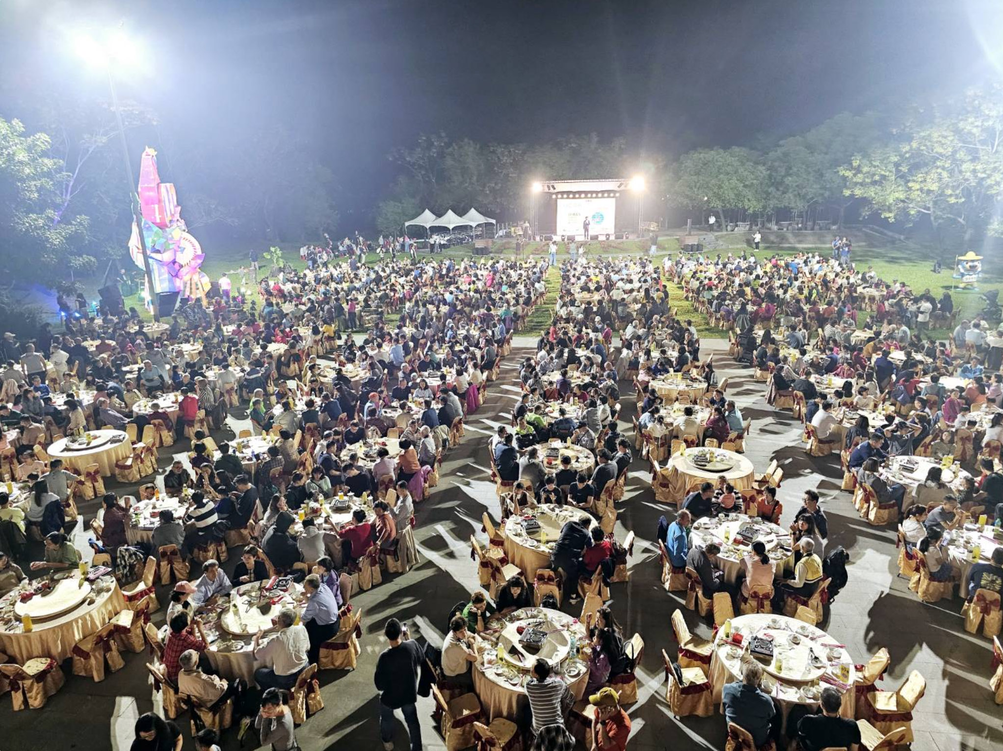 六堆慶秋收 千人食福宴 國際賓客也驚艷，食福宴民眾享用客家美食。