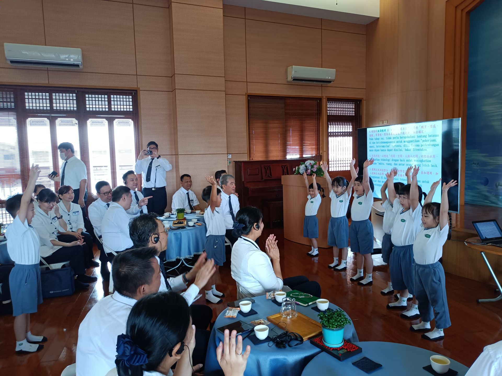 幼兒園國際班的孩子準備了歡樂的歌唱舞蹈歡迎印尼家人的到來。