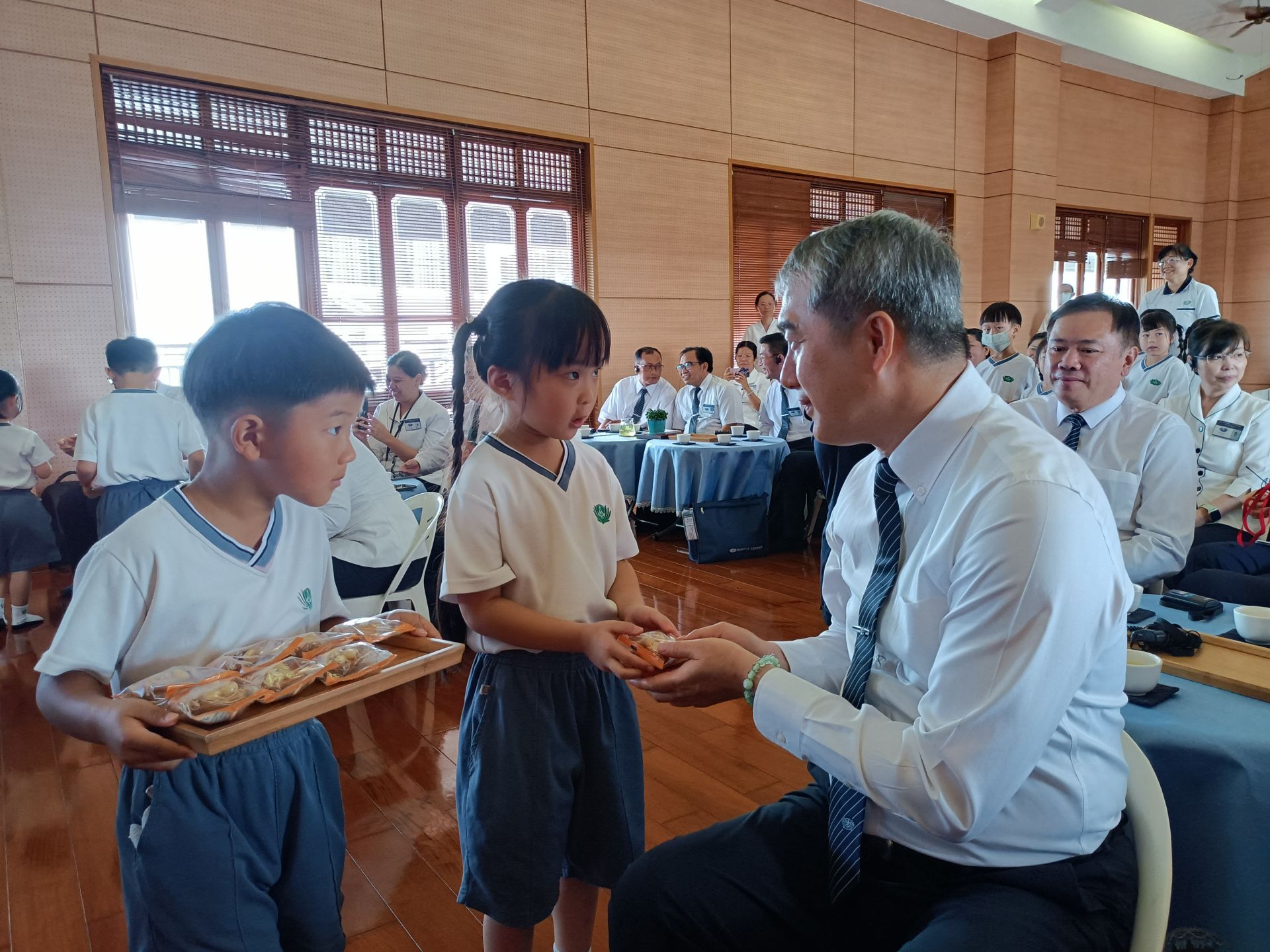 幼兒園國際班的孩子大方奉上茶點，令印尼師長展露慈藹笑容。