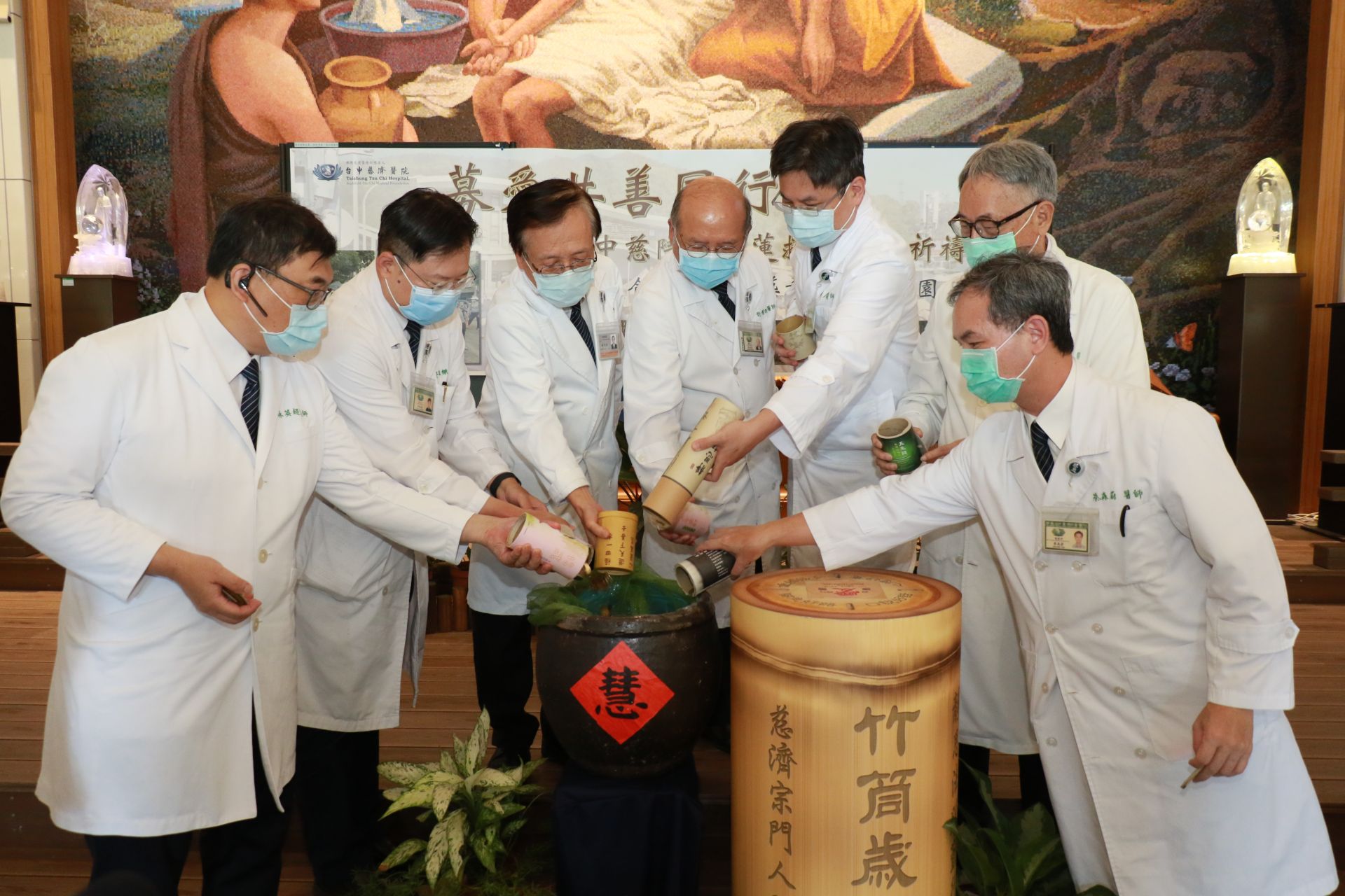 台中慈濟醫院響應花蓮光復鄉救援，發起募心募愛活動，由院長室主管率先投下竹筒撲滿。