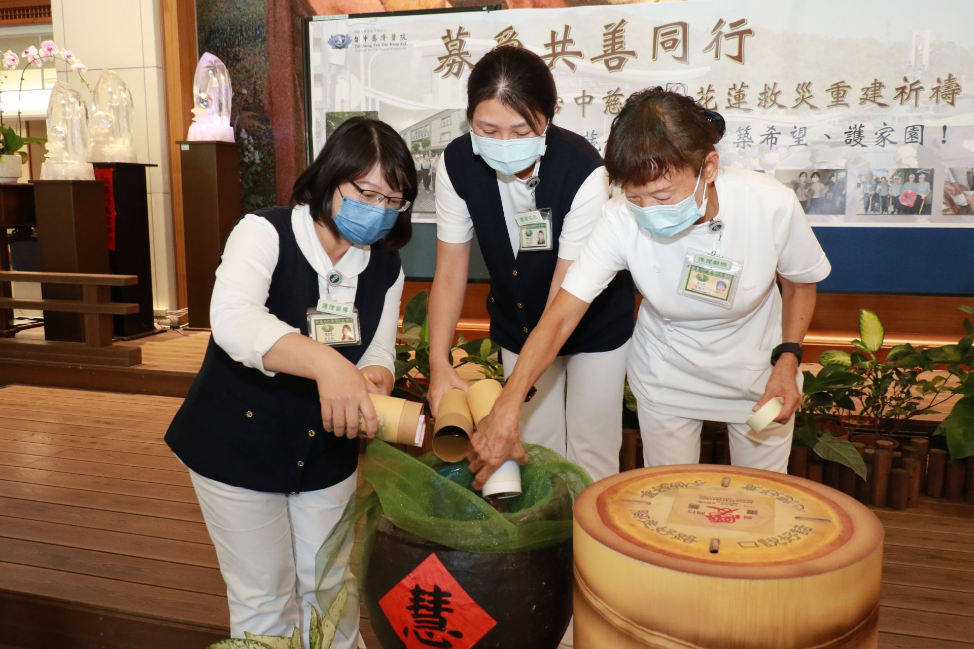 護理部顧問張梅芳（右）回憶，當屋主得知自己已年逾七十歲仍投入清掃，感動落淚地擁抱他。
