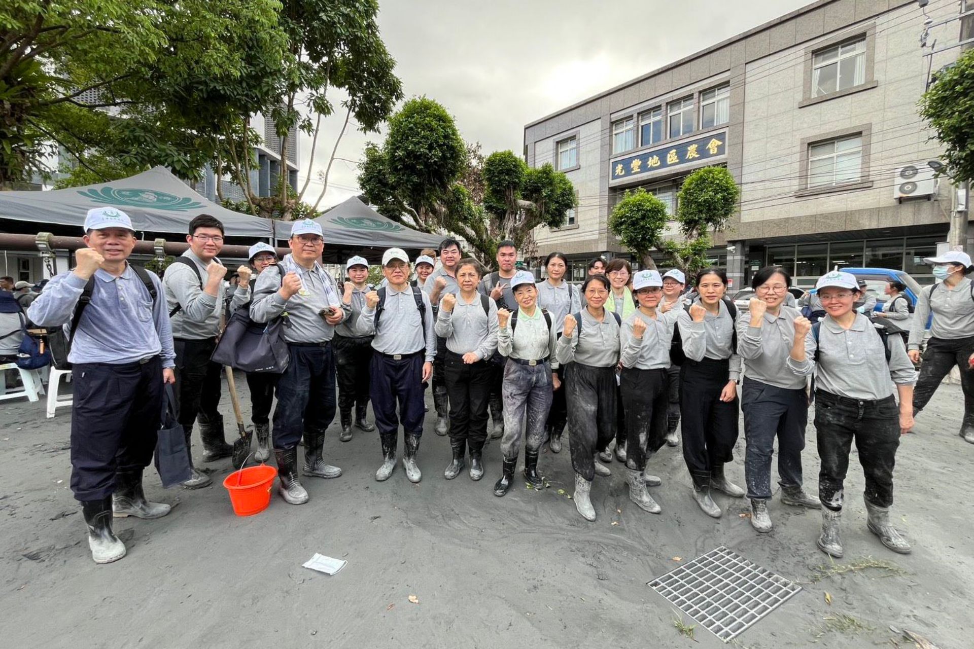 台中慈濟醫院團隊在災後第一時間發揮專業，除提供急需醫療服務外，更與志工並肩協助清理淤泥。