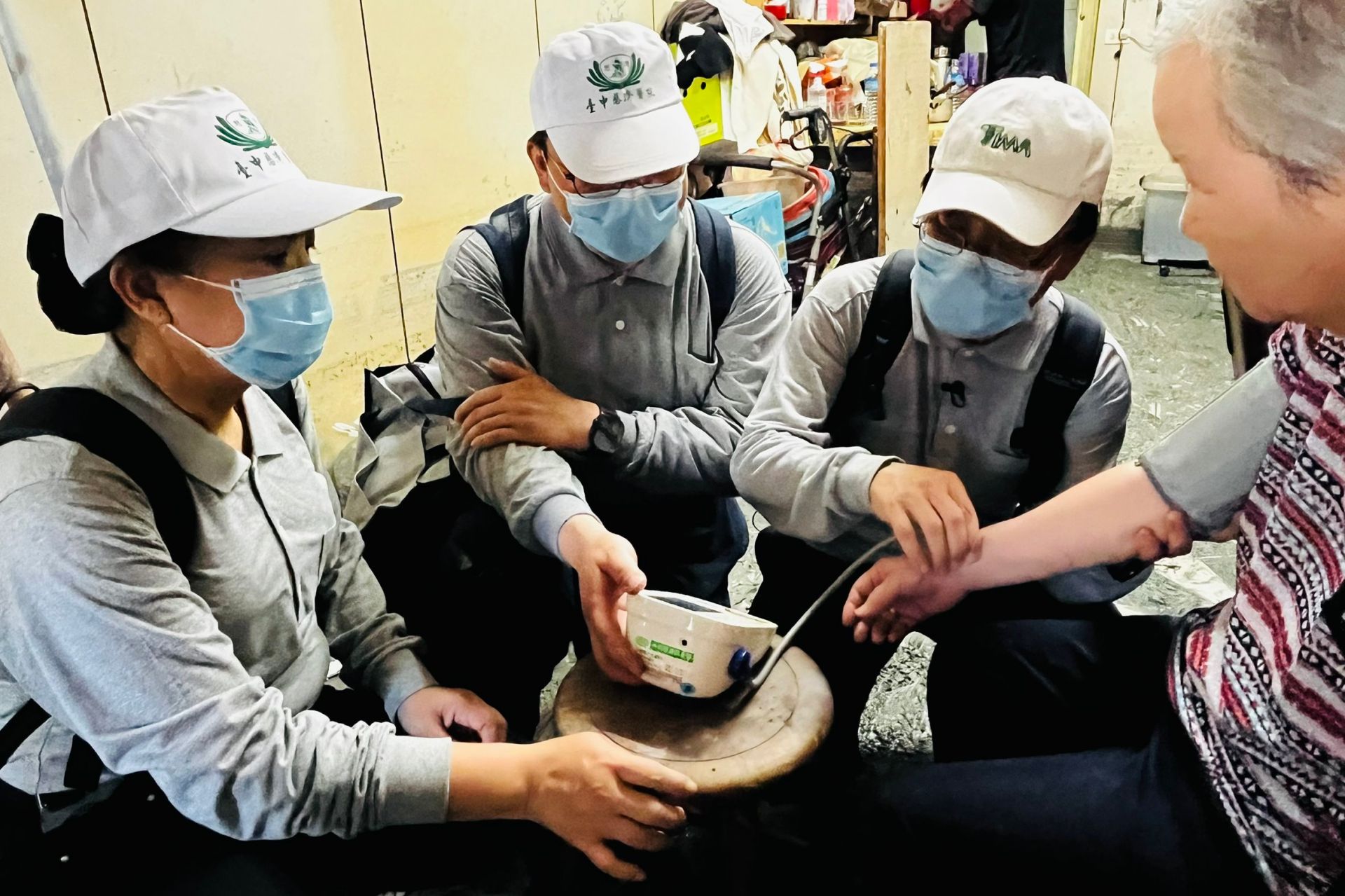 台中慈濟醫院團隊在災後第一時間發揮專業，簡守信院長（左三）、莊淑婷副院長（左一）、林英超醫秘（左二）為鄉親提供醫療服務。