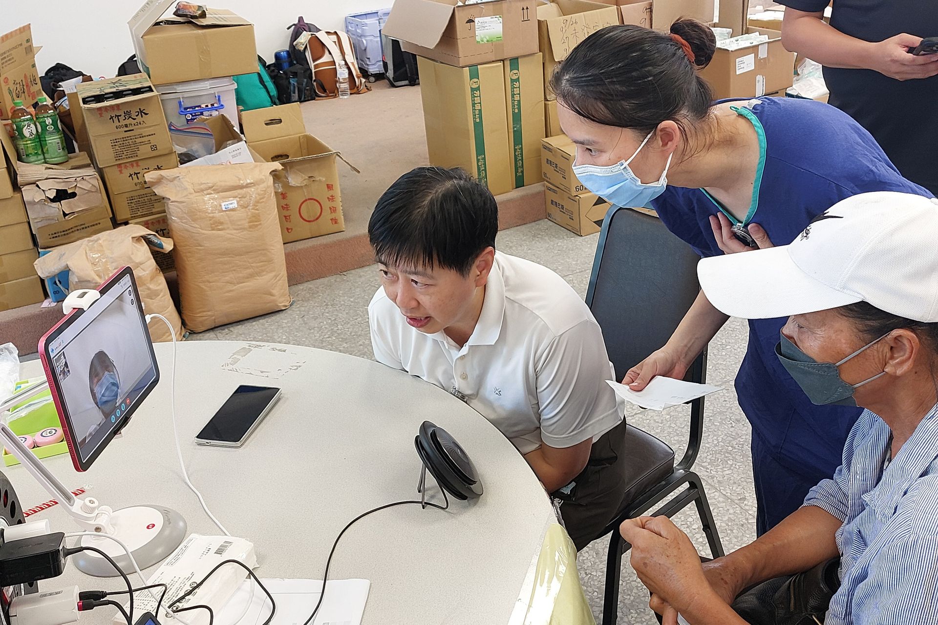 患有高血壓、糖尿病的曾女士，到光復醫療站透過遠距醫療看診，她感動地說，還好還能視訊看醫生，領取控制病情的藥物，不然真的不知道怎麼辦。