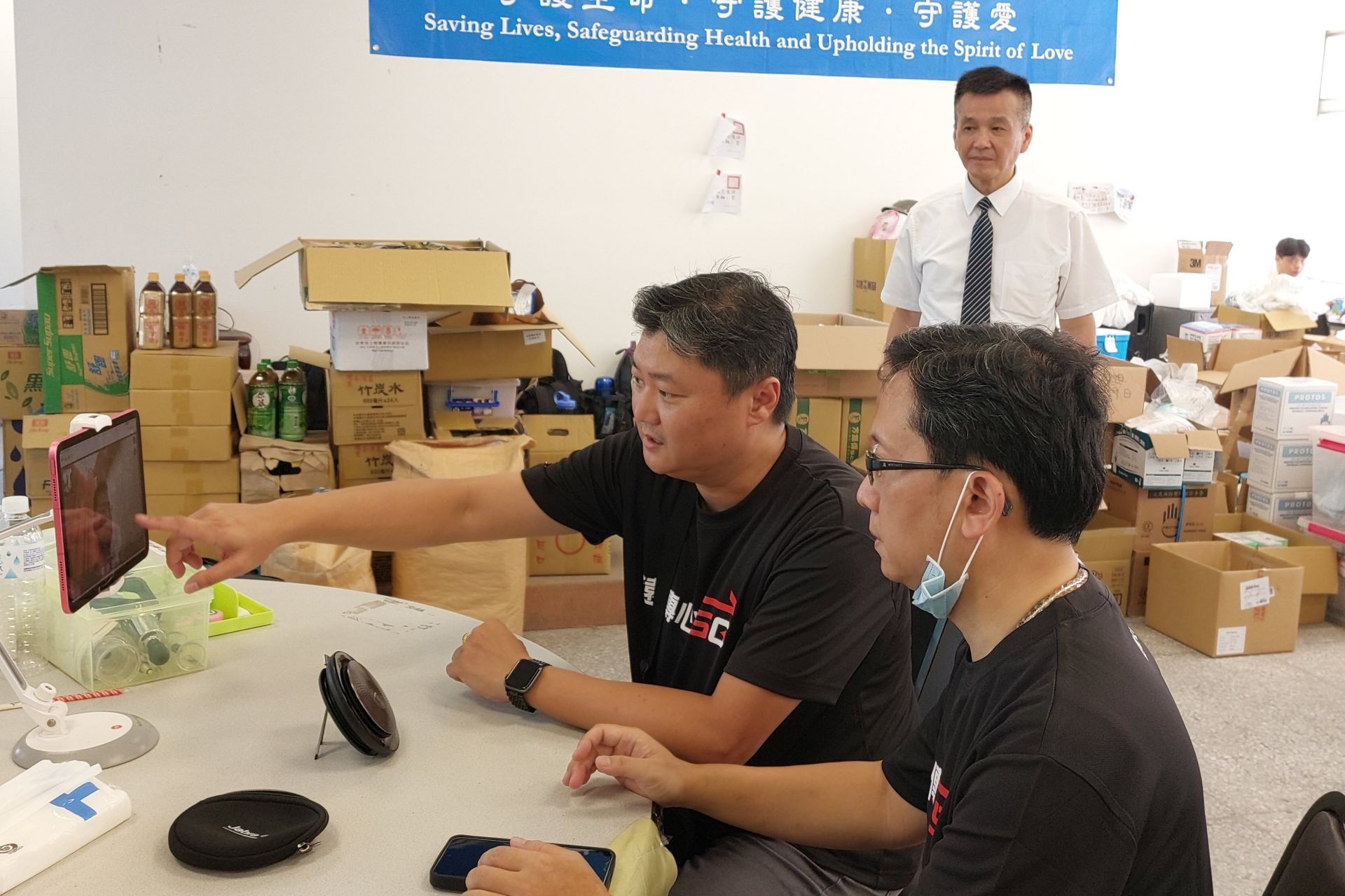 遠傳智慧健康解決方案部協理陳國正(左圖左)與團隊到花蓮慈院的光復兩處醫療站，開設5G遠距診療平台，在現場與花蓮慈院醫院端做測試與安裝。