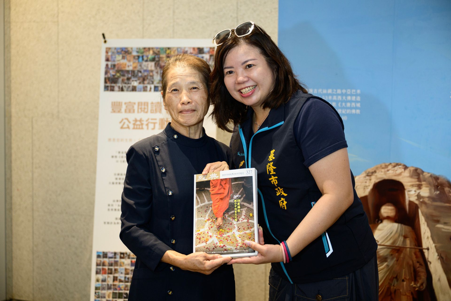在地資深慈濟志工代表贈書給基隆市政府代表陳予旋秘書（右）。