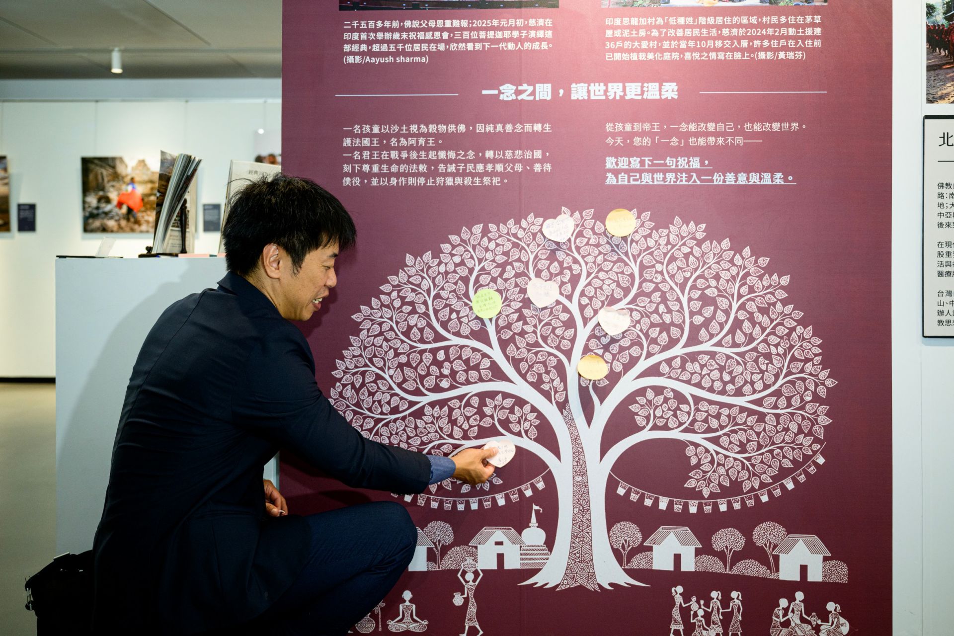 基隆市議員張之豪深耕在地，特別在百忙中蒞臨展場，並寫下「願這塊土地平安，為台灣祈福」的心願。