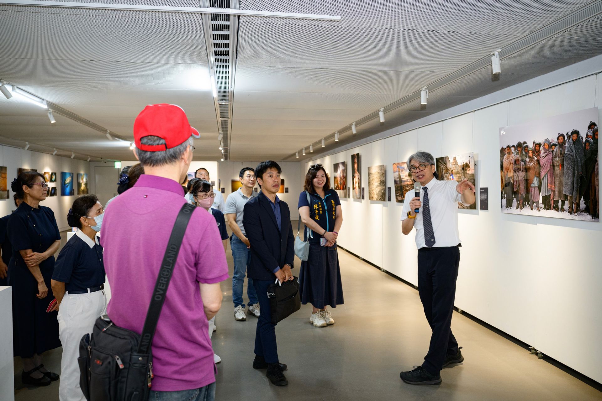 《經典》雜誌總編輯王志宏於開幕式結束後現場導覽，介紹展區內容。