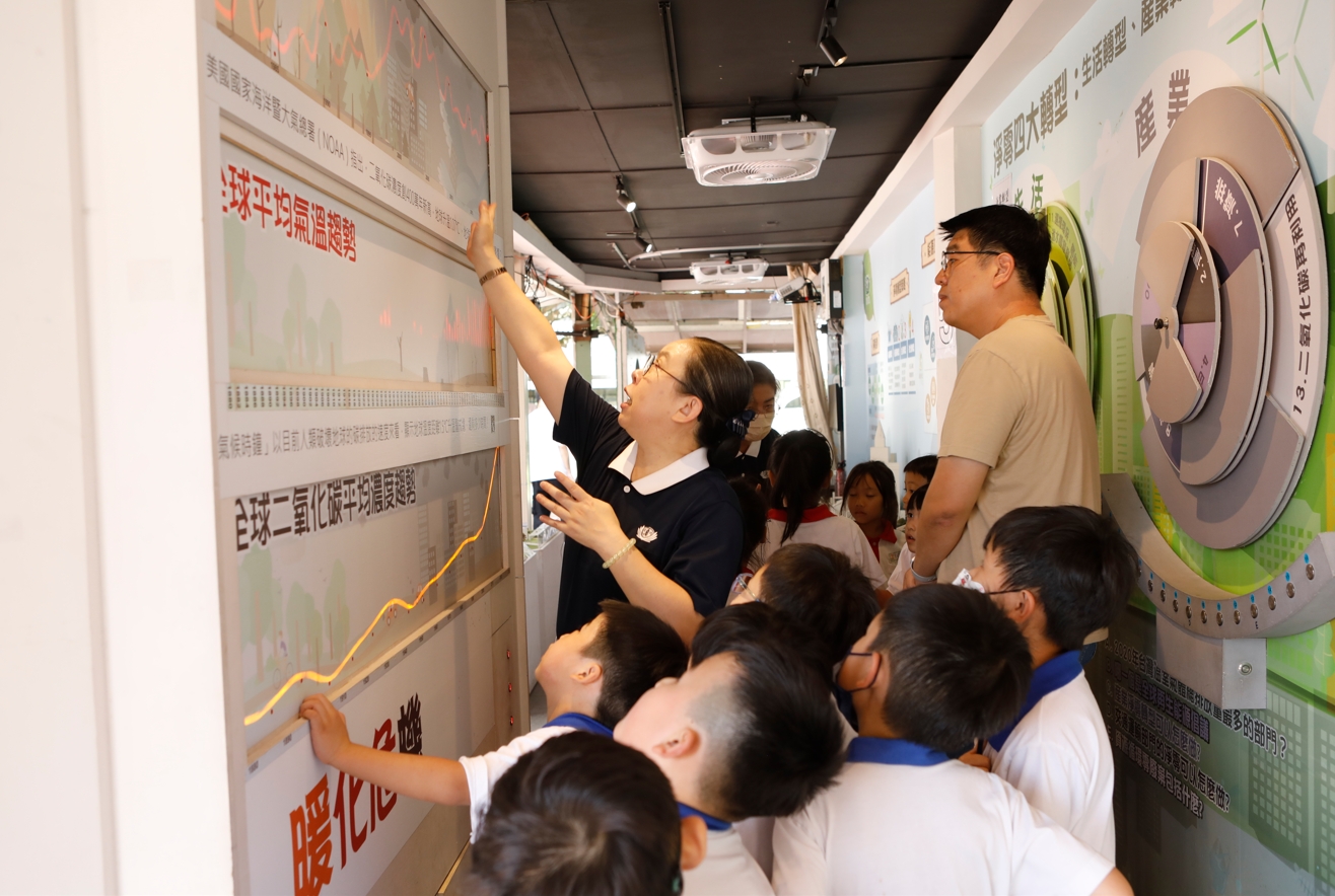 學務主任羅任鎗(右一)指出，行動教育車提供了課本以外的學習方式，讓學生透過實地操作與志工講解，更容易理解環保概念，並在心中種下愛護地球的種子。