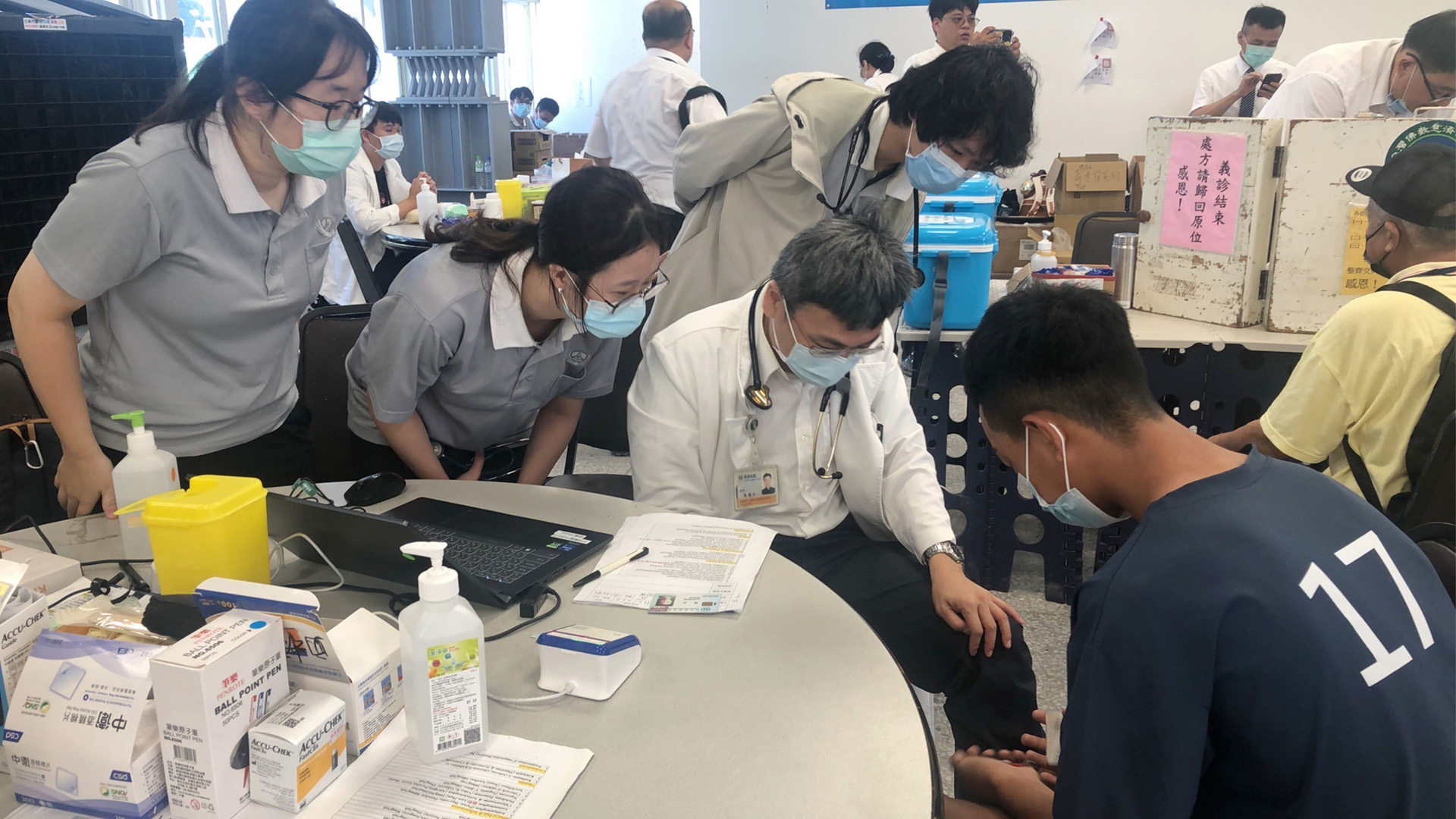 張懷仁醫師帶著慈濟大學醫學系六年級學生在光復醫療站義診，讓他回想起自己在九二一地震時，到災區義診時也是醫六的學生。