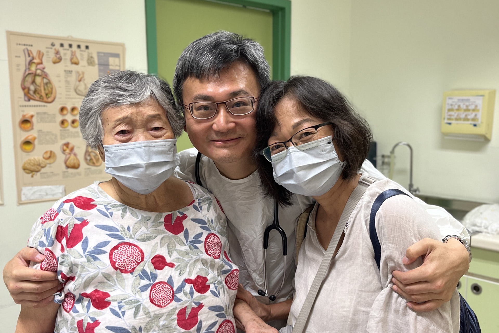 光復鄉90歲的老奶奶，房子已經被淹沒，奶奶被孩子接到北部前，特地到門診拿藥，一看到張懷仁醫師就開始哭。