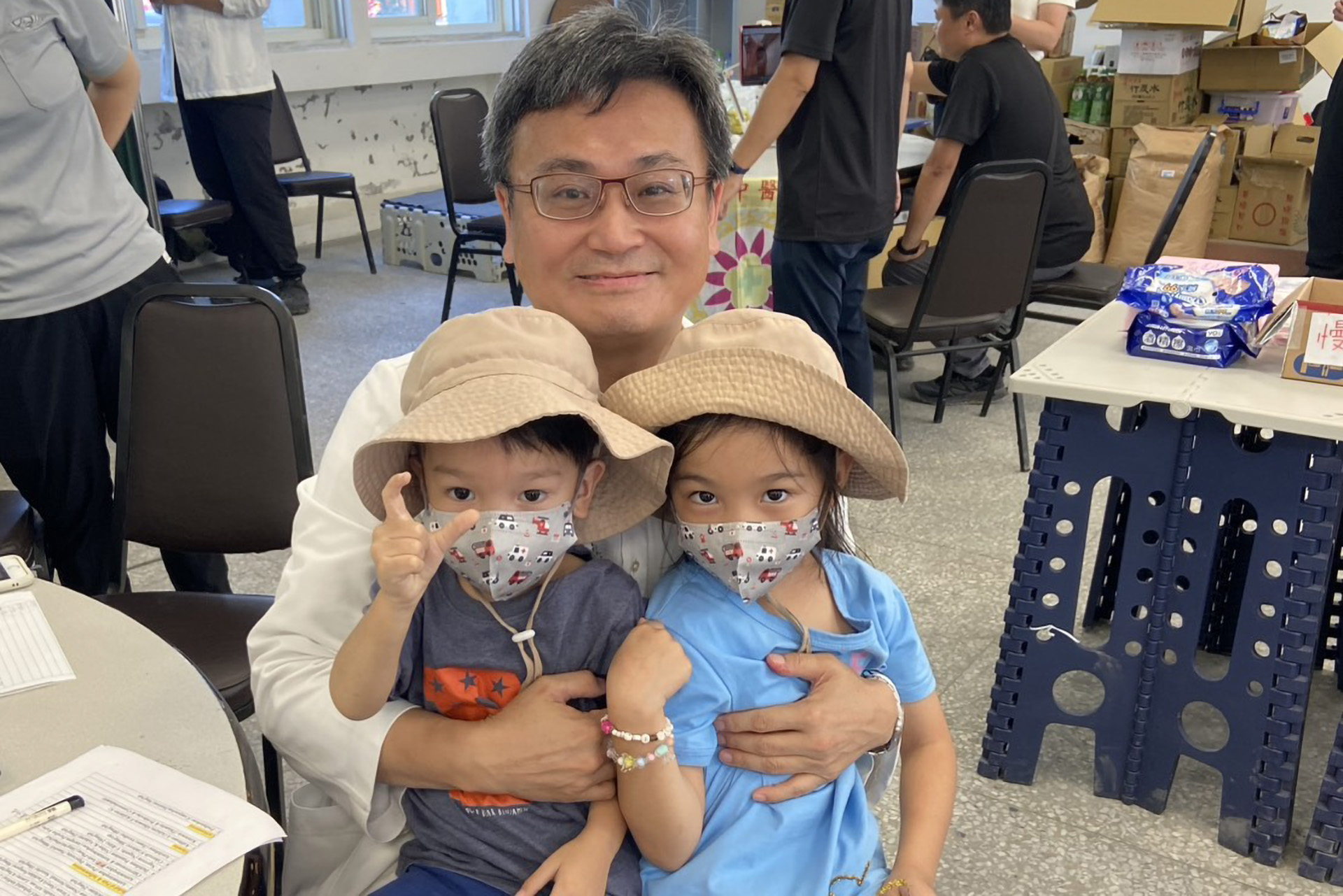 原本想當小兒科醫師的張懷仁，在義診站遇到兩位乖巧的小病人，重溫小兒科醫師的溫馨感受。