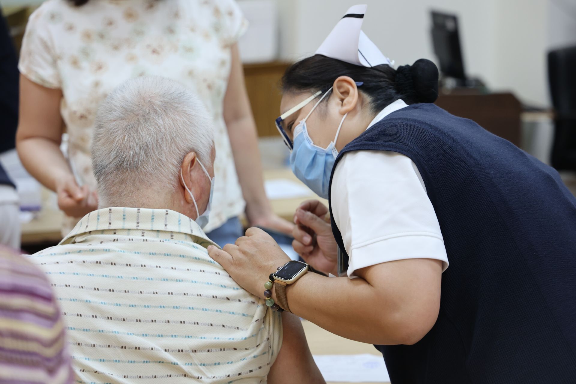 花蓮慈院協力一樓大廳湧入絡繹不絕的人潮。有腳步蹣跚、攙扶彼此的年邁夫妻，還有結伴同行的阿嬤們。