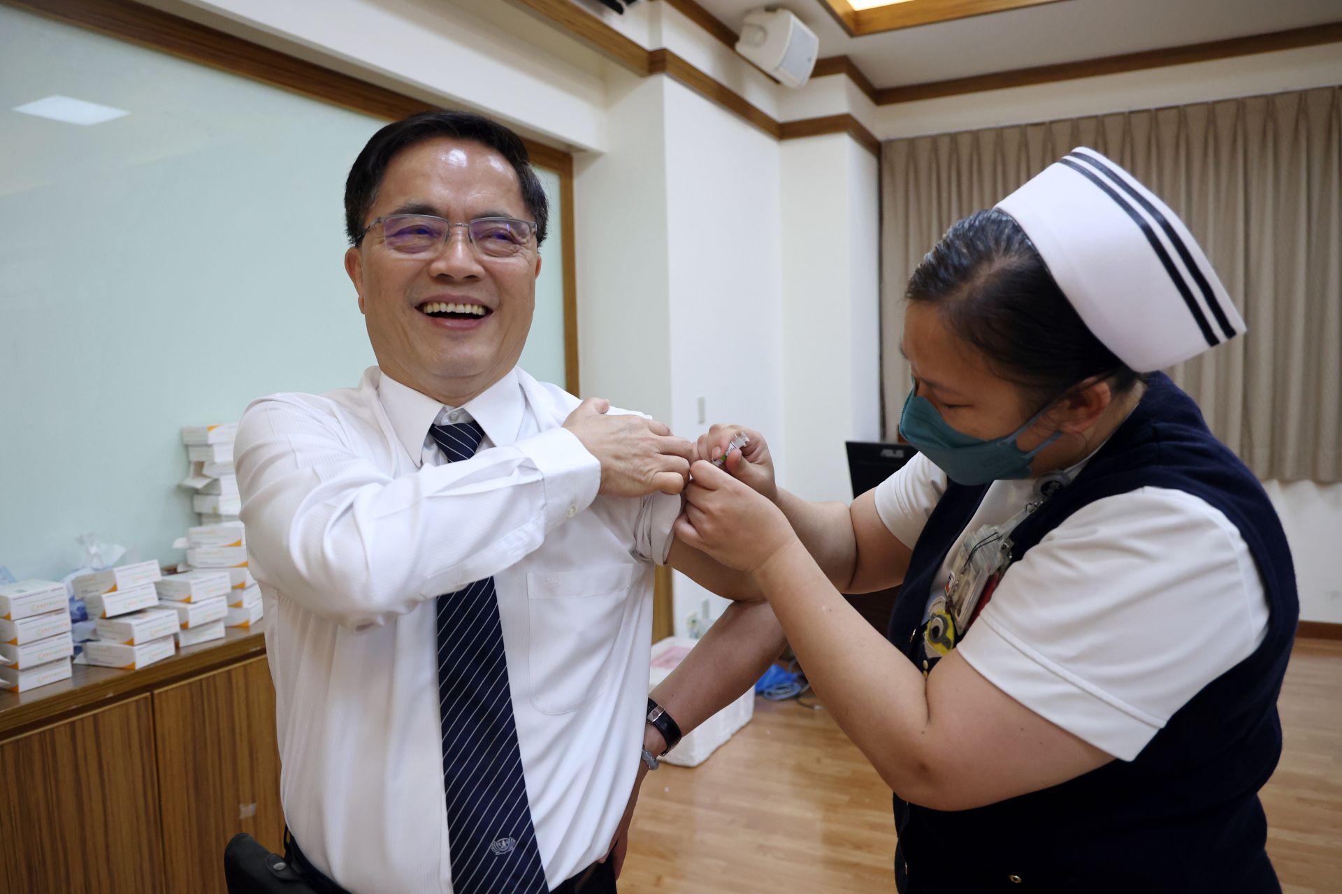 院長林欣榮以身作則率先完成接種，林院長說，接種疫苗可以保護自己，保護身旁的同仁與家人，有健康的身體也可以更好的守護所有人的健康。