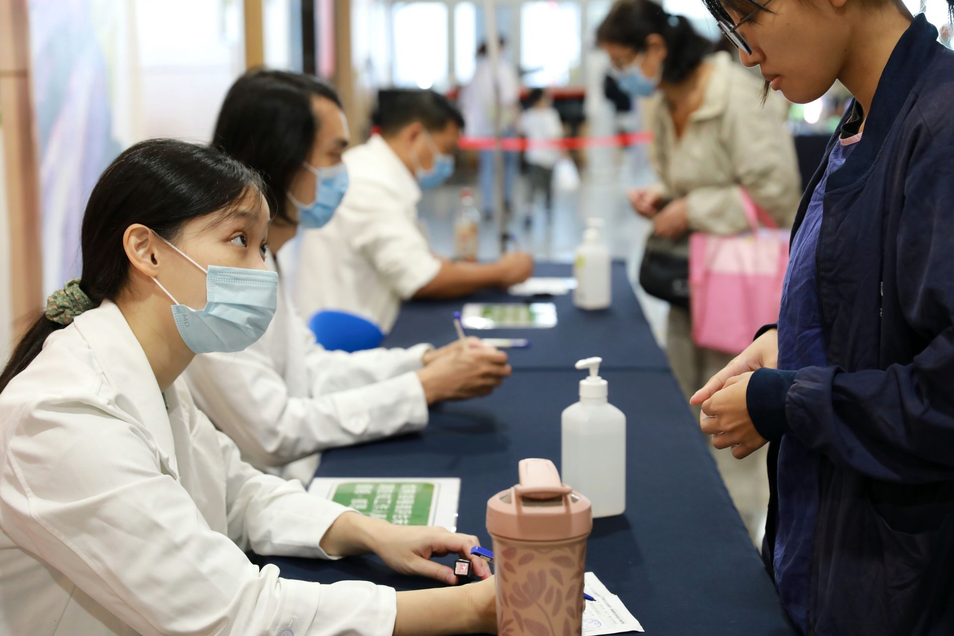 醫事室組員陳貞伶表示，這次集中接種承襲往年經驗並再度優化，目標是讓長者能快速完成施打、安心返家，同時降低現場群聚風險。