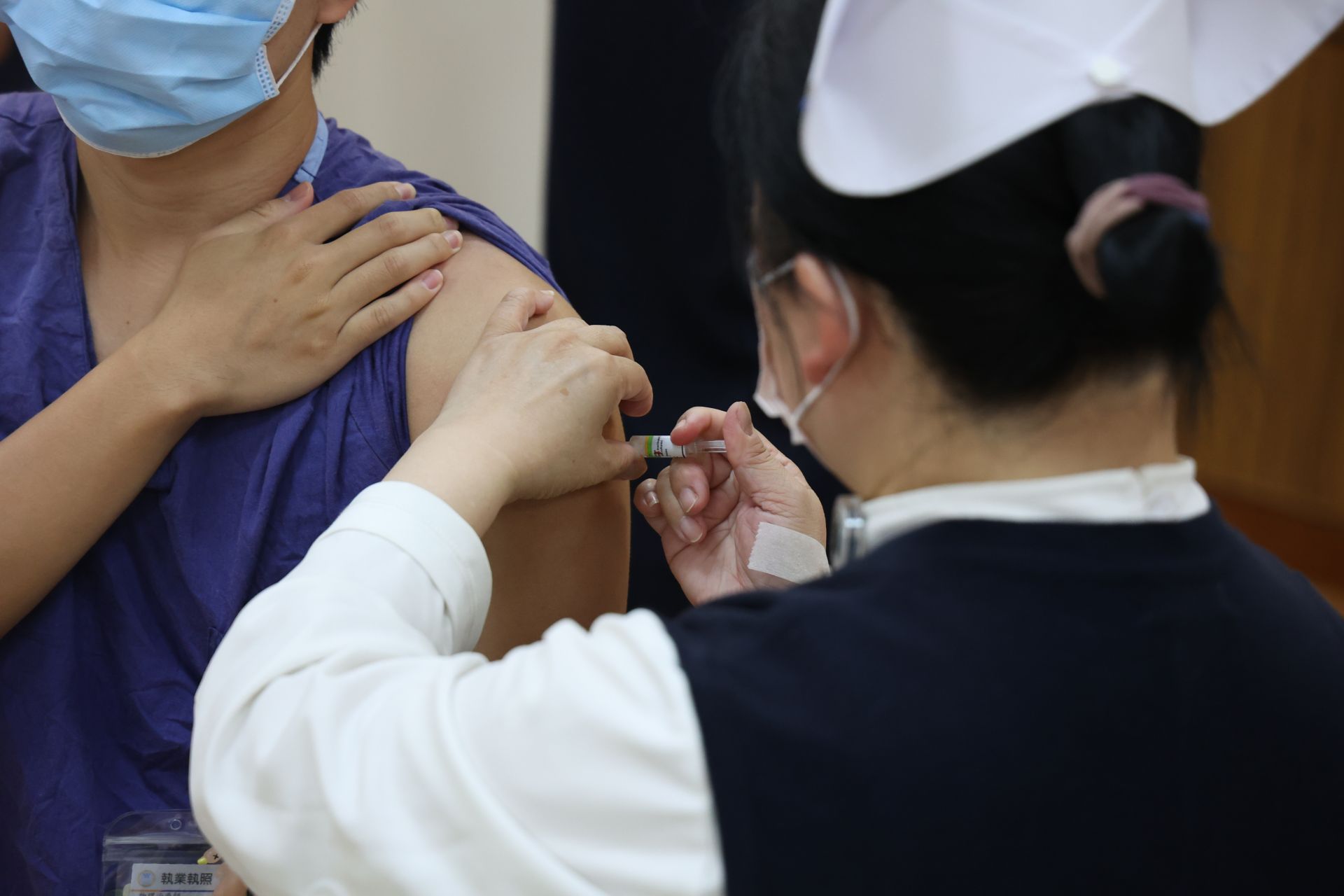 施打疫苗不僅是保障自身健康，更是對家人與病人負責；需要靠大家齊心接種，才能產生群體保護力，照顧更多需要幫助的人。