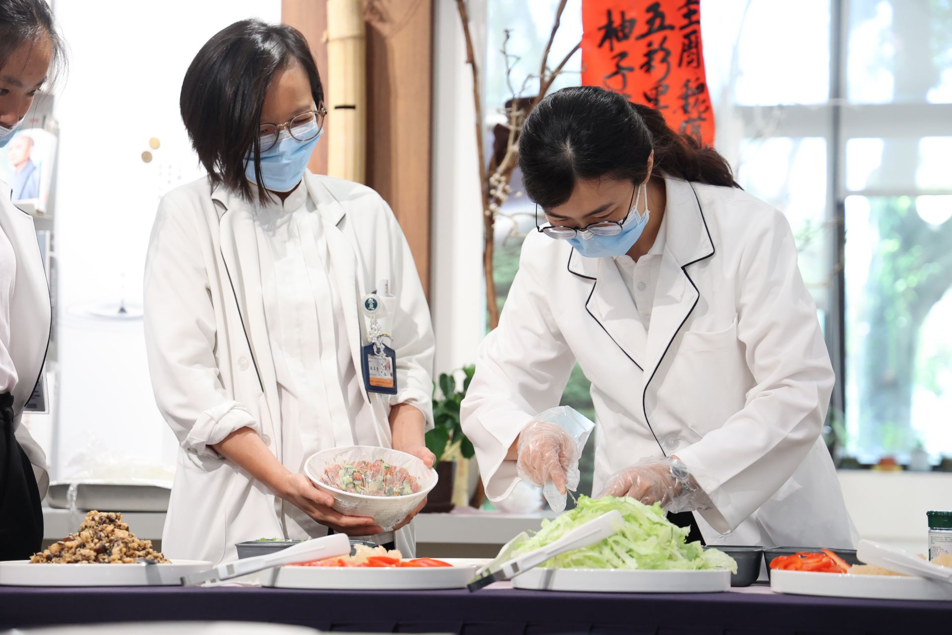 活動現場香氣四溢，許多同仁聞「香」而至，前來參與。