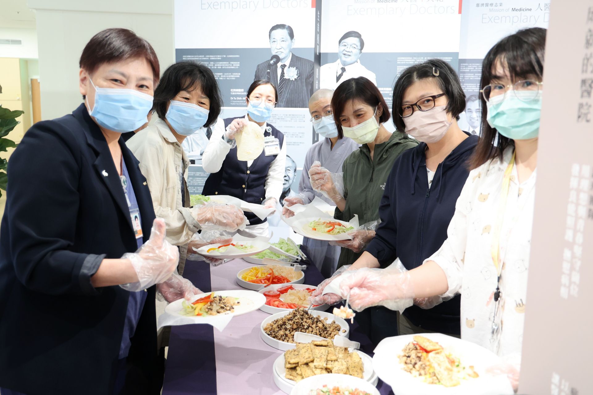 許多同仁在品嘗後讚不絕口，直呼「非常美味、內餡口感豐富」；甚至有人意猶未盡，特地將幾個捲餅打包回單位，與同事分享這份蔬食佳餚。