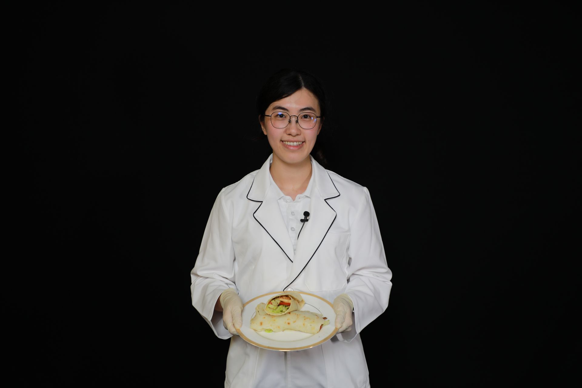 魏萌萱營養師親自示範創意料理「五彩墨西哥餅佐柚子莎莎醬」，讓大家在中秋團聚時刻能盡情享受美食，也可以吃得安心自在。