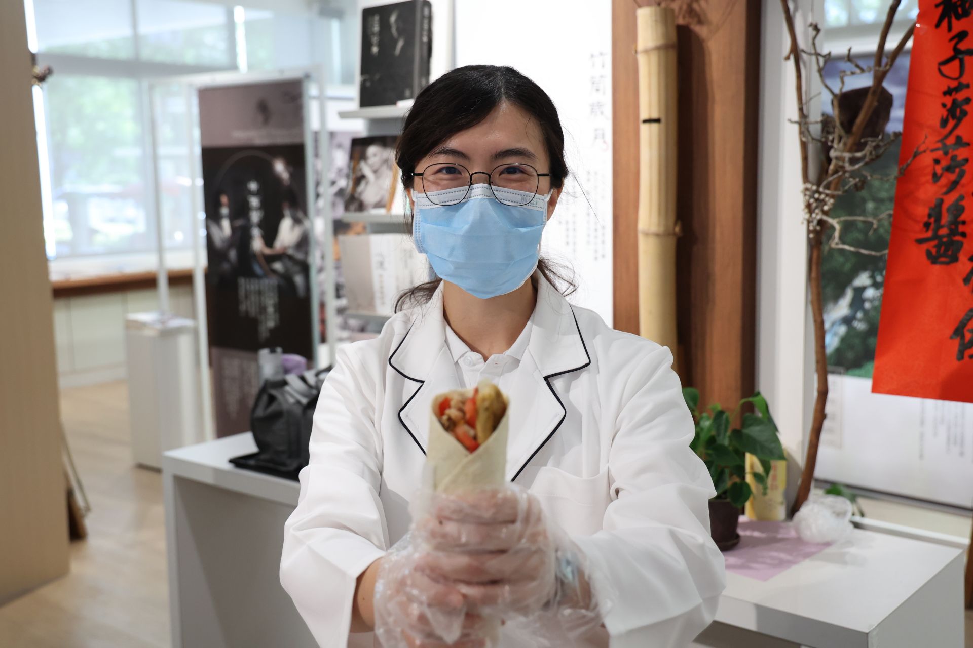 大家手拿一張餅皮，親手捲製屬於自己的蔬食料理，DIY互動氣氛熱絡，不僅增添了趣味，也讓同仁更貼近健康蔬食理念。