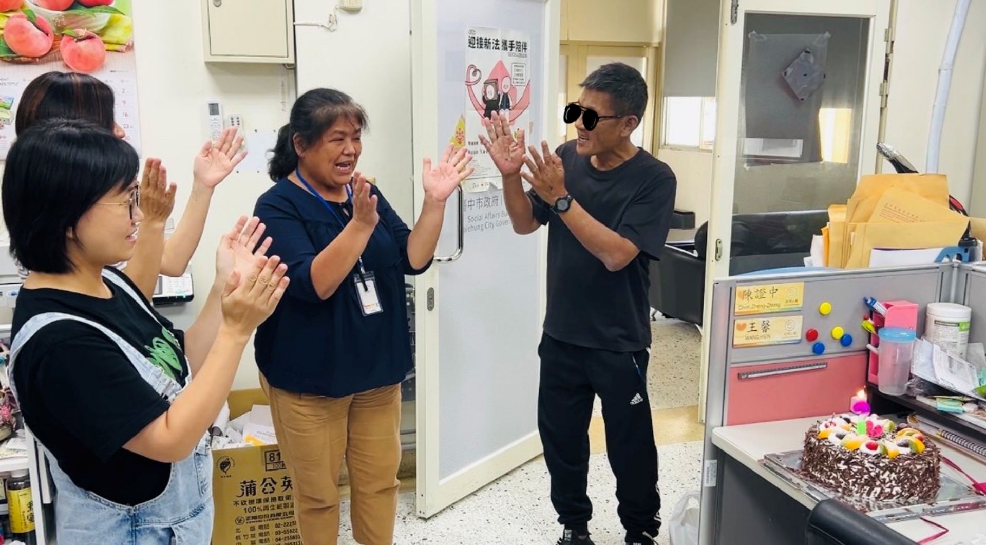 阿宏送蛋糕為社工慶生