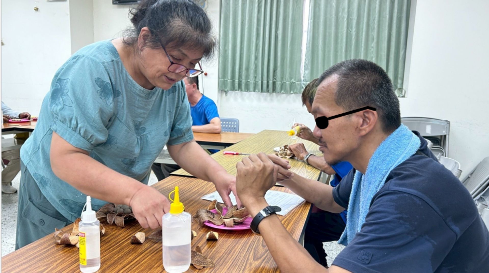 社工帶領手作活動提升專注力