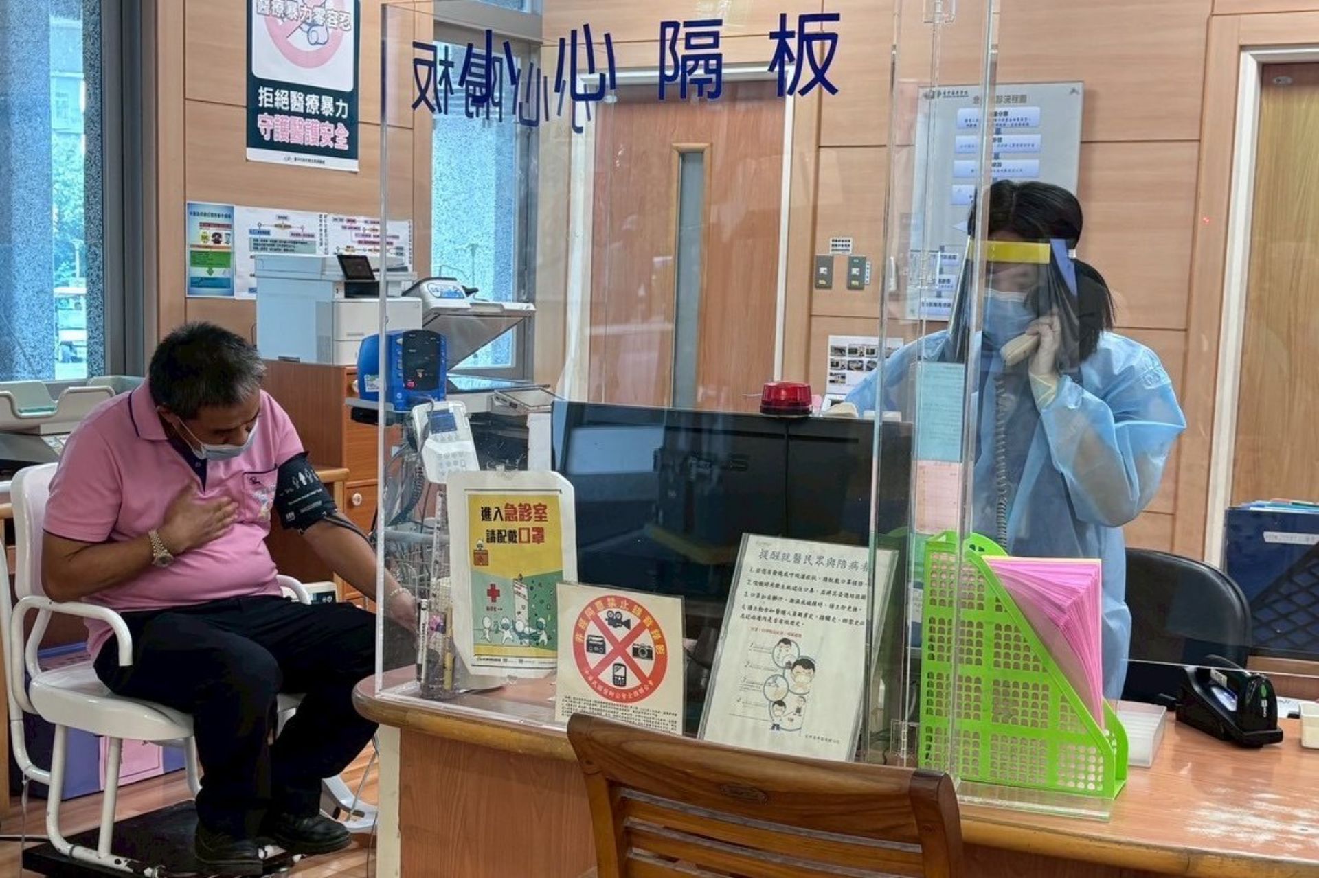 台中慈濟醫院防疫演練中，模擬病人出現呼吸困難就醫，急診護理人員完成檢傷評估後立即通報並啟動封鎖動線。